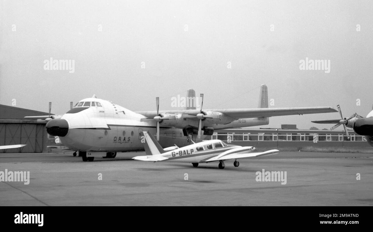 (Ex Royal Air Force) Armstrong Whitworth AW.650 Argosy T.2 9Q-COA „Jason“ (msn 6791, ex XR136) von O.R.A.S. (Otrag Range Air Services) am Flughafen East Midlands, im November 1977. Nach dem Wegfall der Rolle von Argosy C.1 aus dem Frachttransport wurde beschlossen, 14 Argosies als Navigationstrainer für das RAF Training Command zu ändern, um die Vickers Varsity zu ersetzen. Nur zwei Flugzeuge wurden vollständig auf Argosy T.2 umgestellt (XP447 und XR136), bevor das Programm durch Kürzungen der Verteidigungsausgaben annulliert wurde. Als das T.2-Programm abgebrochen wurde, wurde die abgeschlossene XR136-Umwandlung an O.R.A. verkauft, die Stockfoto