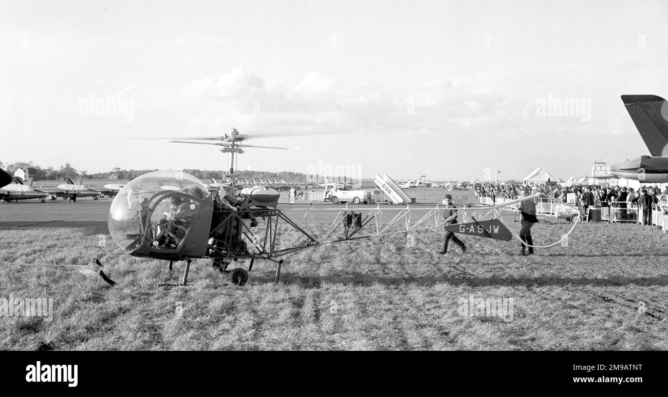 Bell 47D-1 G-ASJW (msn D12), in Biggin Hill zur Flugmesse im Mai 1968. Stockfoto