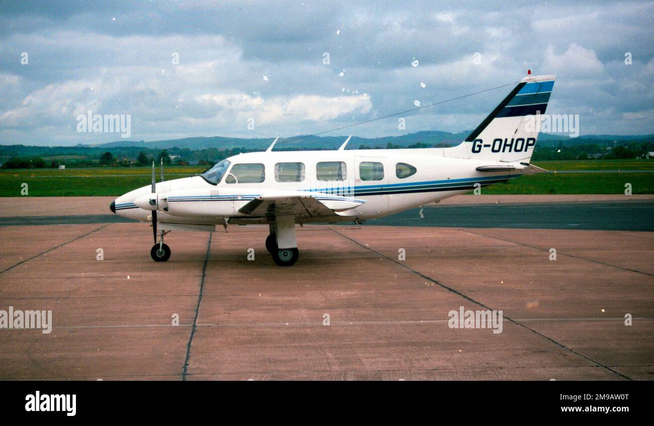 Piper PA-31-310 Navajo G-OHOP (msn 31-7300957). Stockfoto