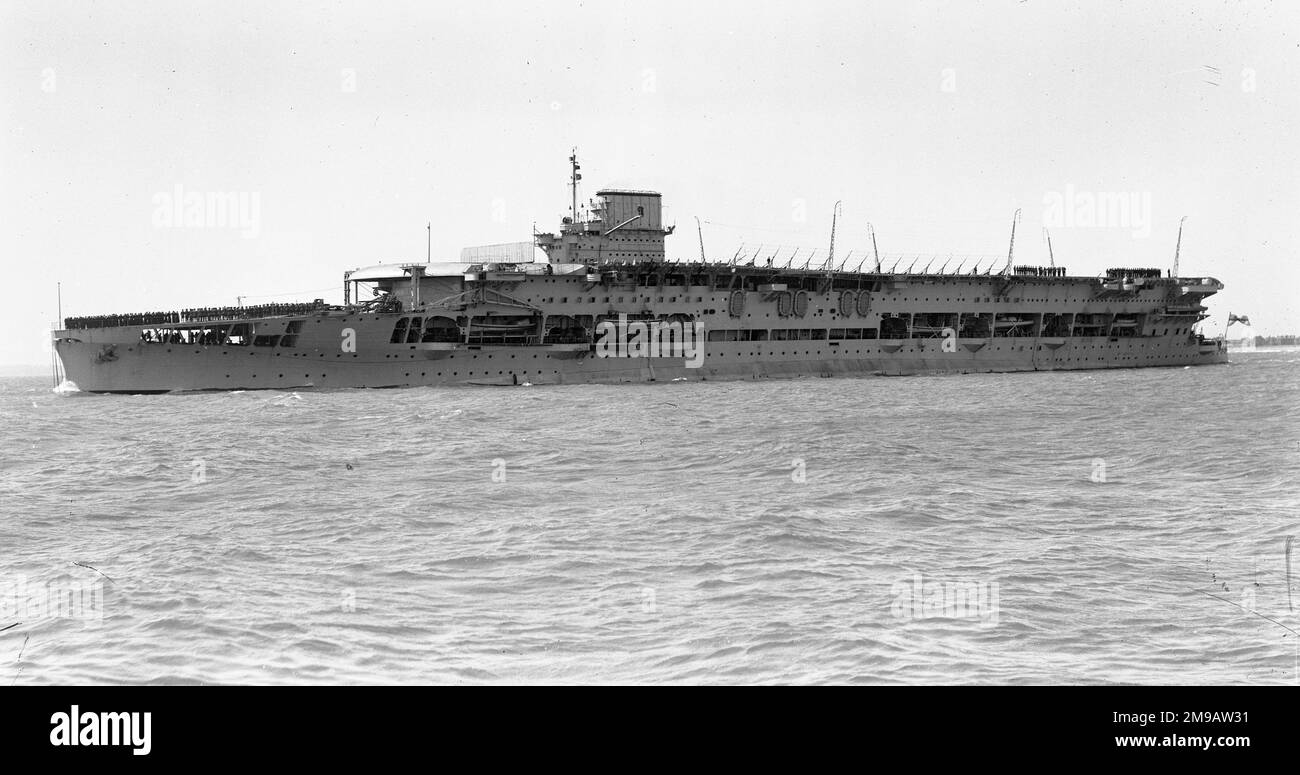 Royal Navy - HMS Courageous, ein mutiger Kampfsportler, der während des Ersten Weltkriegs für die Royal Navy gebaut wurde. Das Schiff wurde zur Unterstützung des von First Sea Lord John Fisher geförderten baltischen Projekts entworfen und war sehr leicht gepanzert und mit nur wenigen schweren Waffen bewaffnet. Courageous wurde Ende 1916 fertiggestellt und hat den Krieg auf Patrouille in der Nordsee verbracht. Sie nahm an der zweiten Schlacht von Helgoland im November 1917 Teil und war anwesend, als die deutsche Hochseeflotte ein Jahr später kapitulierte. Courageous wurde nach dem Krieg stillgelegt und Mitte der 19 Jahre als Flugzeugträger wiederaufgebaut Stockfoto