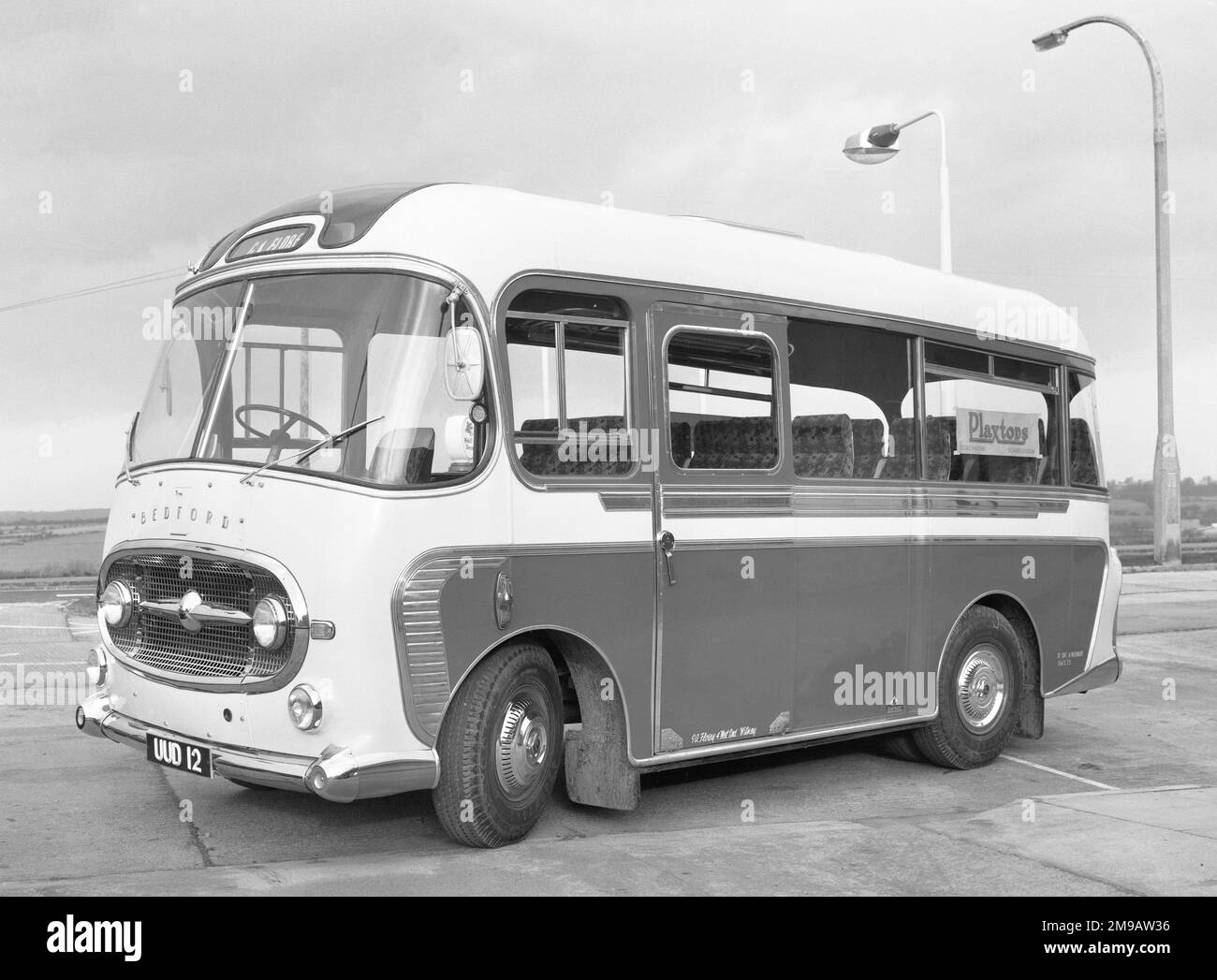 Ein brandneuer Plaxton Consort C20F „UUD 12“, ein Reisebus mit 20 Sitzplätzen (seltsamerweise für 8 Passagiere gekennzeichnet) auf einem Bedford J2SZ7-Fahrgestell. UUD 12 ist bereit für die Lieferung nach G.A. Florey, 4 West End, Witney in Oxfordshire, im Dezember 1961. Dieser Bus war zuletzt im Februar 2014 mit Ecosse Classic Wedding Cars in Glasgow aktiv. Stockfoto