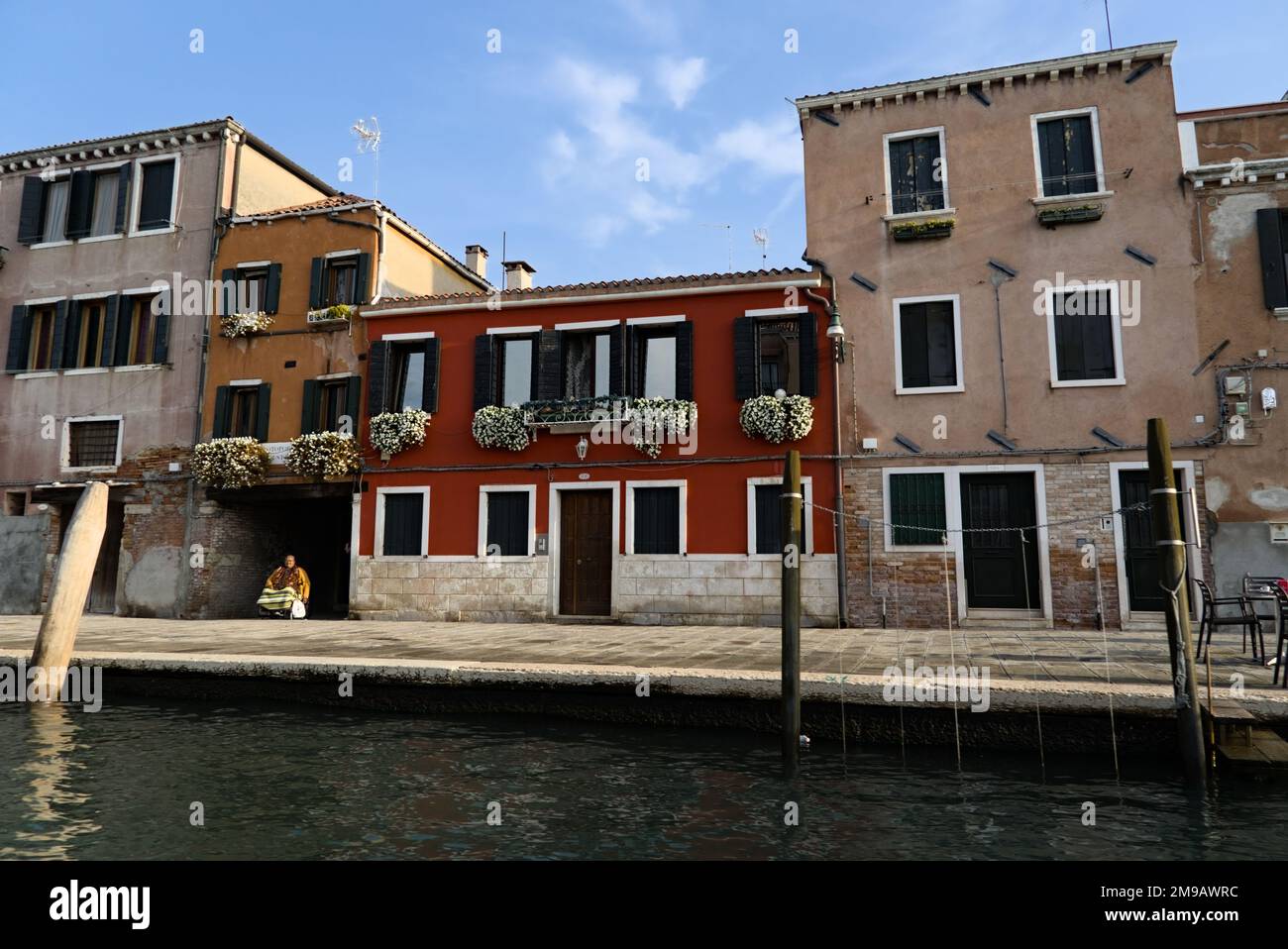 Venedig Straße am Wasser mit Gebäude in verschiedenen Farben. Stockfoto