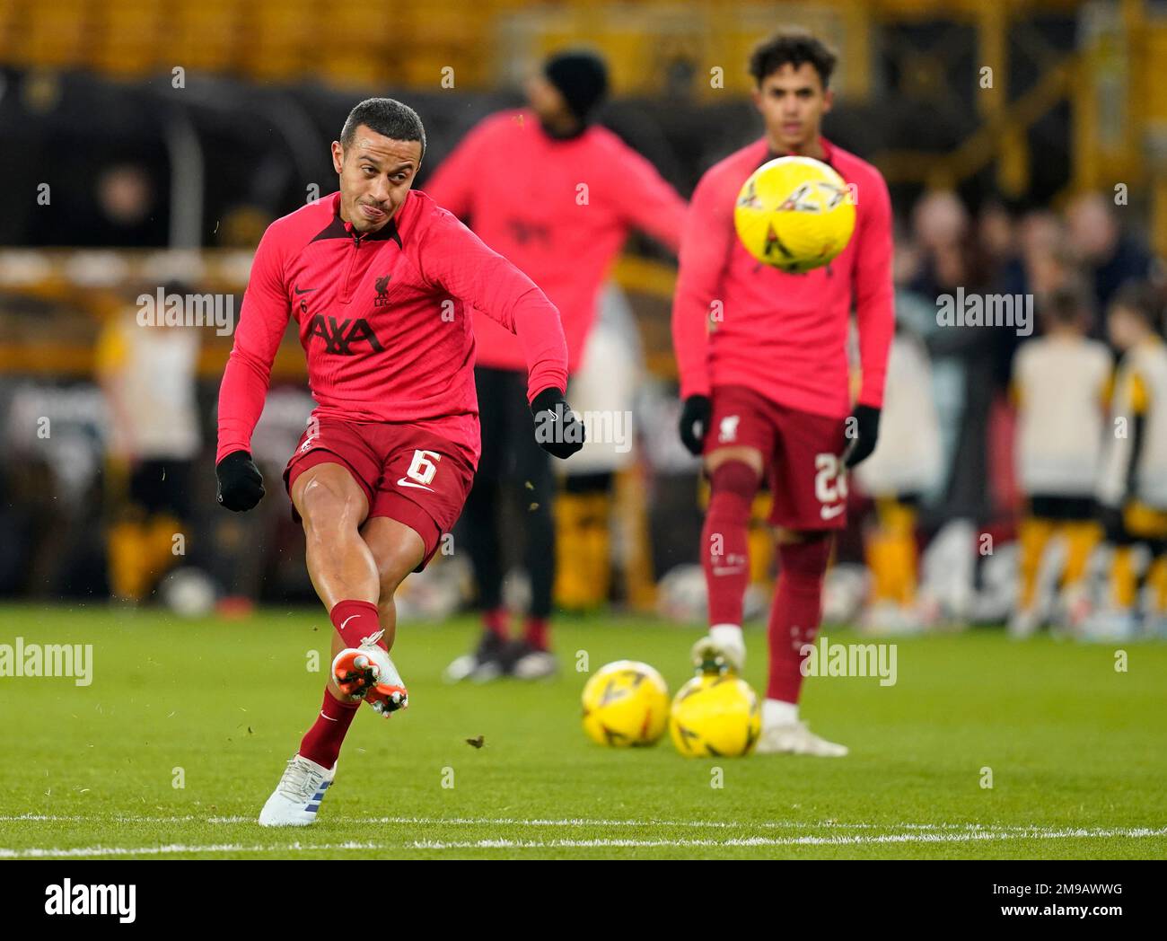 Wolverhampton, Großbritannien. 17. Januar 2023. Thiago Alcantara aus Liverpool wärmt sich vor dem dritten Wiederholungsspiel des FA Cup in Molineux, Wolverhampton, auf. Der Bildausdruck sollte lauten: Andrew Yates/Sportimage Credit: Sportimage/Alamy Live News Stockfoto