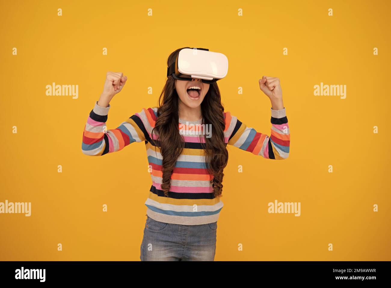 Ein erstaunlicher Teenager. Virtuelle Gadgets für Kinder, Freizeit und Studium. Teen Schulmädchen nutzt vr Brille, isoliert auf gelbem Hintergrund, Studio-Aufnahme. Aufgeregt Stockfoto