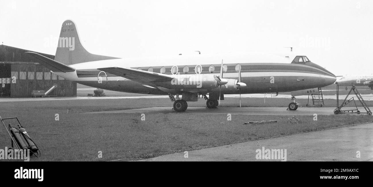 Vickers Viscount 757 CF-TIF (msn 386). Of United Aircraft Services Ltd, am Flughafen East Midlands (Castle Donington), im März 1976. Stockfoto