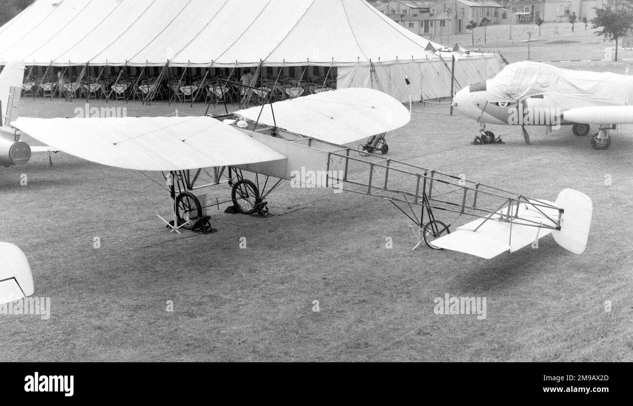 Bleriot XI Nummer 14 (msn 14, 1981 G-AANG eingetragen) des Shuttleworth Trust anlässlich des 50. Jahrestags der Gründung der Central Flying School am 7. Juli 1962 bei der RAF Little Rissington. Stockfoto