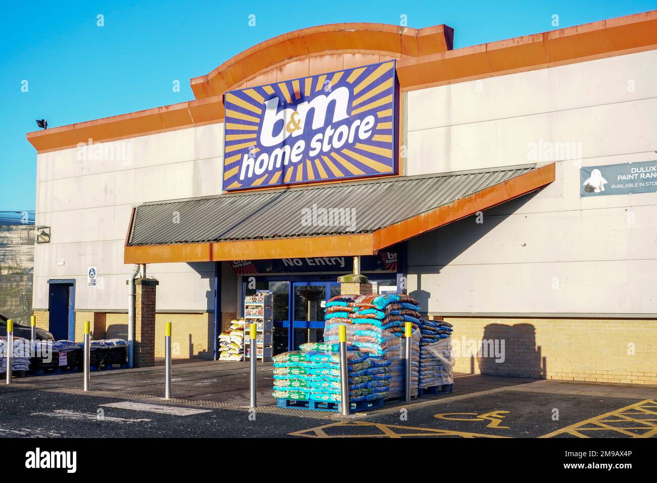 Eintritt zum Gemischtwarenladen namens „B&M Home Store“, Stevenston, Ayrshire, Großbritannien Stockfoto