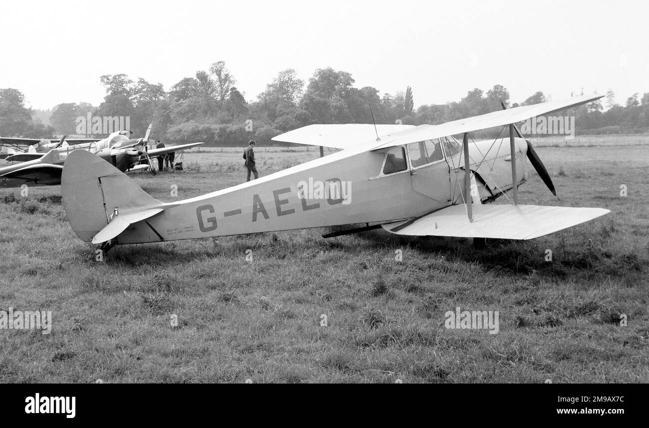 De Havilland DH.87B Hornet Moth G-AELO (msn 8105, beeindruckt als AW118), Halfpenny Green im August 1966. Stockfoto