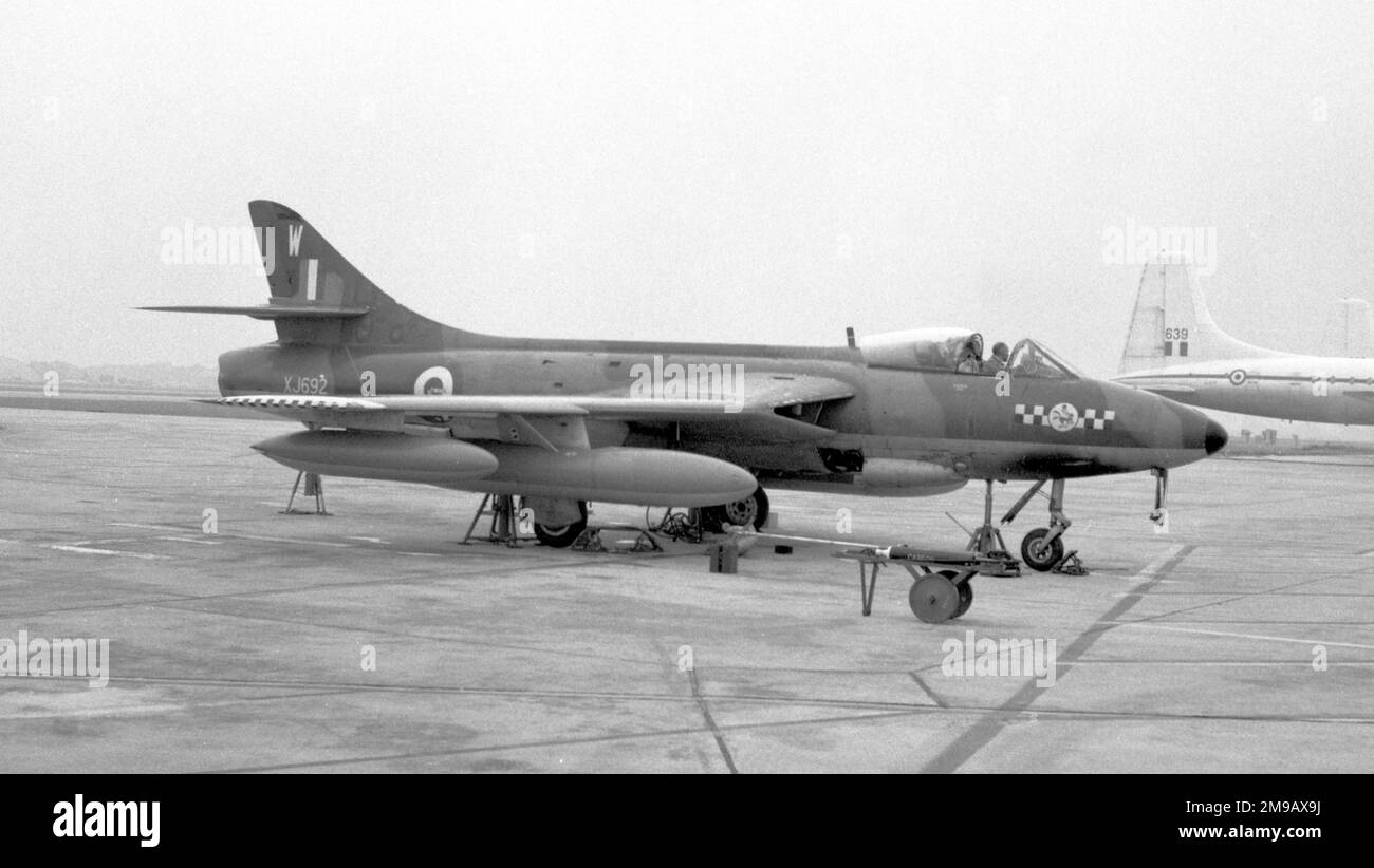 Hawker Hunter F(GA).9 XJ692 'W' (msn 41h-688083, später G-9-276 und A969) von Staffel Nr.43, auf der RAF Lyneham im August 1964, mit Gewicht auf den Rädern und Wagenhebern an Ort und Stelle. XJ692 wurde in den F.56A-Standard umgewandelt und als G-9-276 getestet, womit er als A969 in den Dienst der Indian Air Force trat. Stockfoto