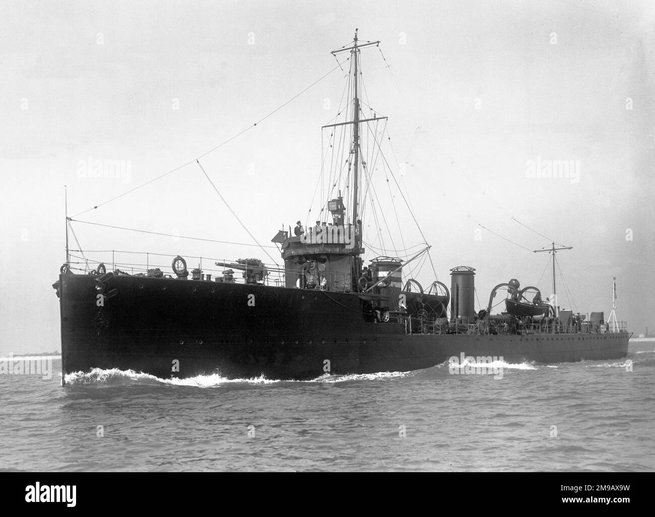 Royal Navy - HMS Hornet, ein Zerstörer der Acheron-Klasse, der während des Ersten Weltkriegs diente und 1921 zum Einbruch verkauft wurde. Sie war das siebte Schiff der Royal Navy, das Hornet genannt wurde. Hornet wurde im Rahmen des Schiffbauprogramms 1910-11 von John Brown & Company der Clydebank, Glasgow, gebaut und am 20. Dezember 1911 gestartet. Sie (und ihre Schwesterschiffe Hind und Hydra) unterschieden sich vom Standard-Zerstörer der Admiralität I-Klasse, indem sie nur zwei statt drei Schächte hatte. Sie hatten zwei Brown-Curtis-Dampfturbinen und zwei Kessel. Mit einer Geschwindigkeit von 28 kn (32 mph; 52 km/h) trug sie zwei 100-mm-Pistolen (4 Zoll), Stockfoto