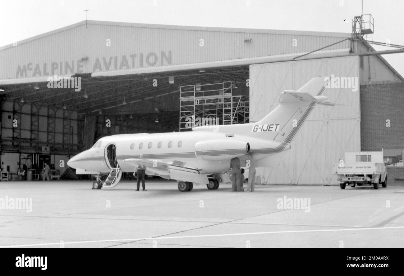 British Aerospace 125-700B G-IJET (msn 257212), von Yeates, Leicester Ltd. Vor dem McAlpine Hangar am Flughafen London Heathrow. Stockfoto