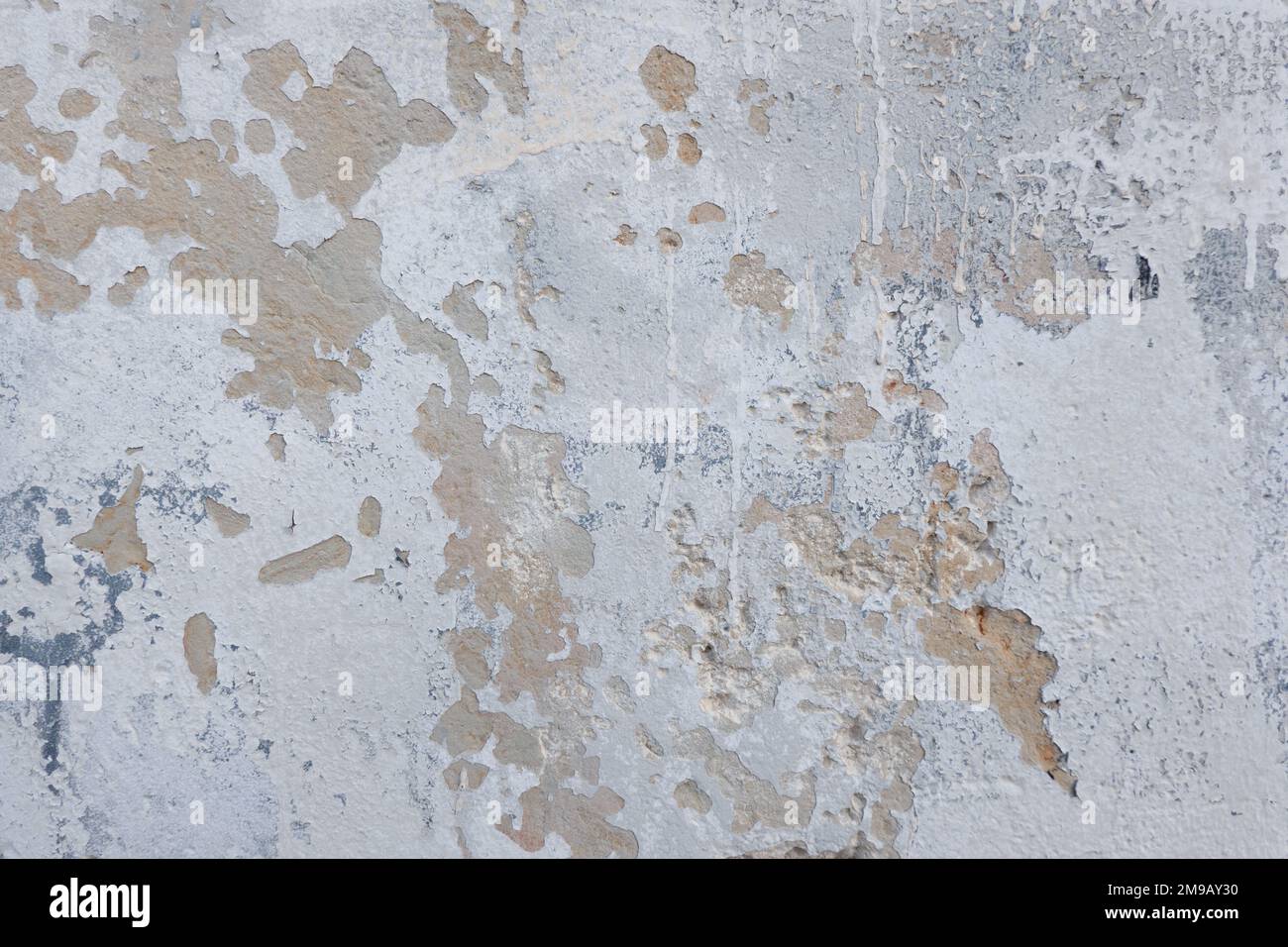 Weiß grunge alten Beton Stuck Wand Textur Hintergrund. Abstrakt verwitterte geschälte Gipswand mit abfallenden Farbflocken Hintergrund Stockfoto