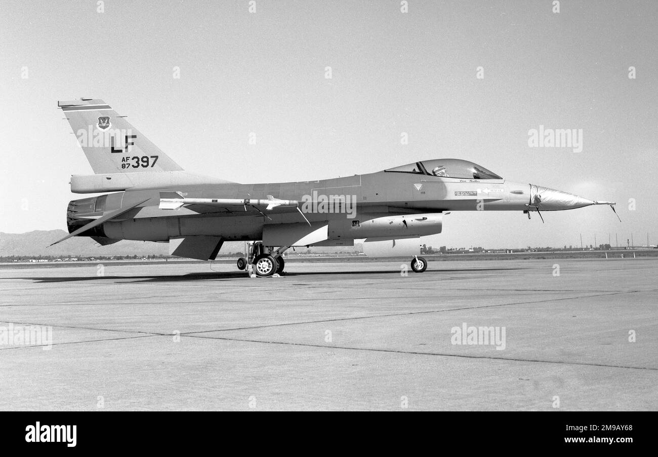 United States Air Force - General Dynamics F-16A Block 15AA OCU Fighting Falcon 87-0401 (msn 28-1, Basiscode 'LF'), vom 311. Taktischen Kampfgeschwader, 58. Taktischen Trainingsflügel, am Luftwaffenstützpunkt Luke, am 7. Mai 1988. Gebaut für den Export nach Singapur im Jahr 880, unter Projekt Peace Carvin I, und später geliefert an die Royal Thai Air Force im Jahr 10323. Stockfoto