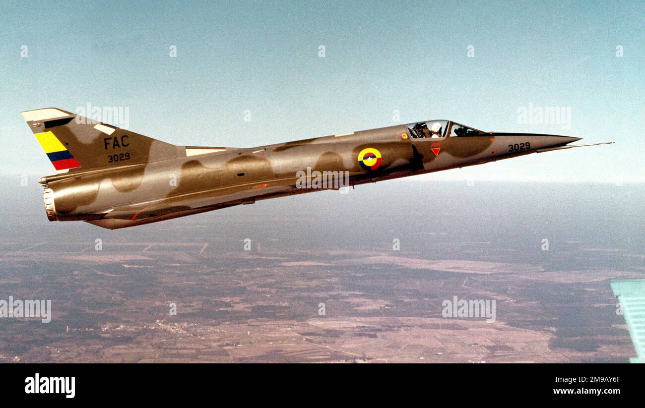 Fuerza Aerea Colombiana – Dassault Mirage 5COAM FAC3029 (msn 101), auf einem Testflug vor der Auslieferung nach Modernisierung/Upgrade Anfang der 1990er Jahre. (Dieses Flugzeug wurde am 7. April 1997 von den FARC-Rebellen abgeschossen) Stockfoto