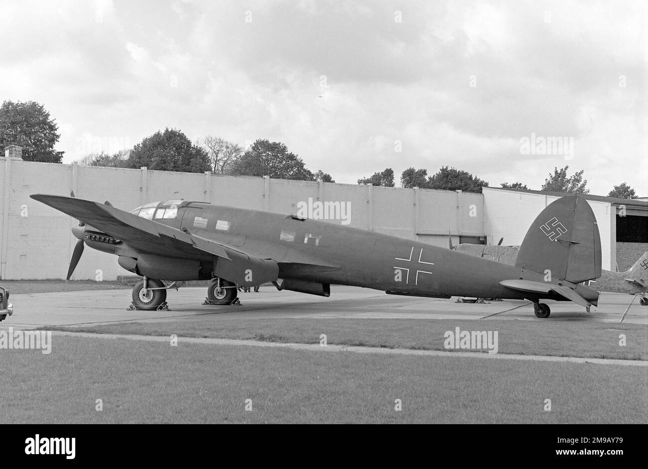 Heinkel He 111 H-20/R1 Werknummer 701152, eine truppentragende Version aus der Zeit vor der Restaurierung zur Ausstellung im RAF Museum Hendon, London, gekennzeichnet als NT+SL. Nach der Rückkehr der Einheit in die USA wurde sie von USAAF-Piloten in Frankreich am Ende des Krieges in Großbritannien gelassen und von der RAF übernommen. Stockfoto