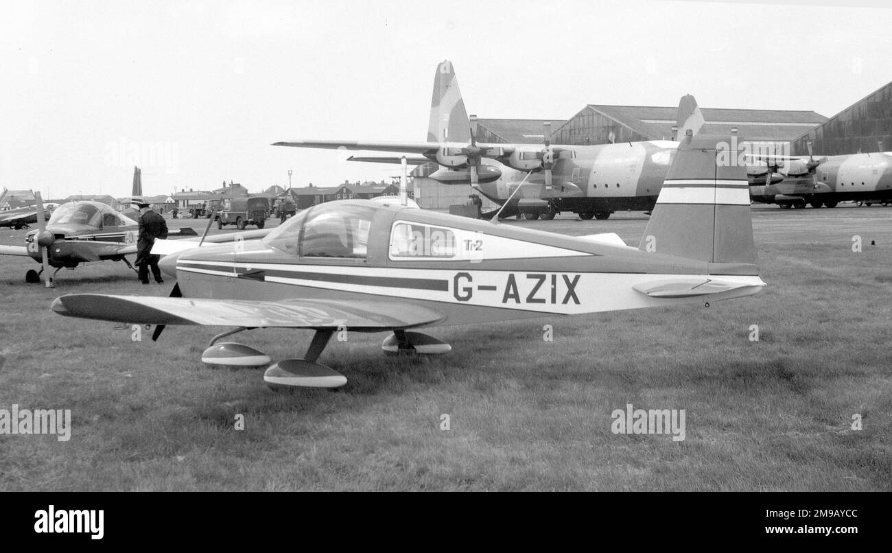 American Aviation AA-1A Yankee G-AZIX (msn AA1A-0302), am Flughafen Blackpool-Squire's Gate, im Mai 1972, mit zwei RAF C-130s und den Roten Pfeilen, für eine Luftausstellung. Stockfoto
