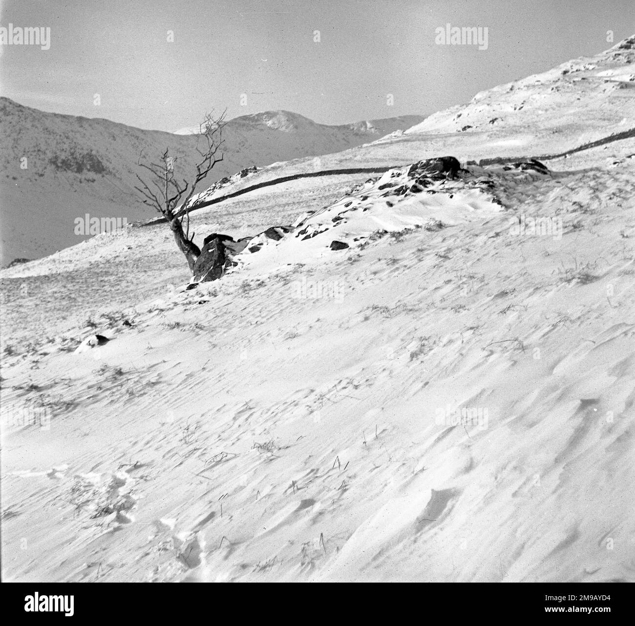 Schneebedeckte Berge und Hügel. Stockfoto