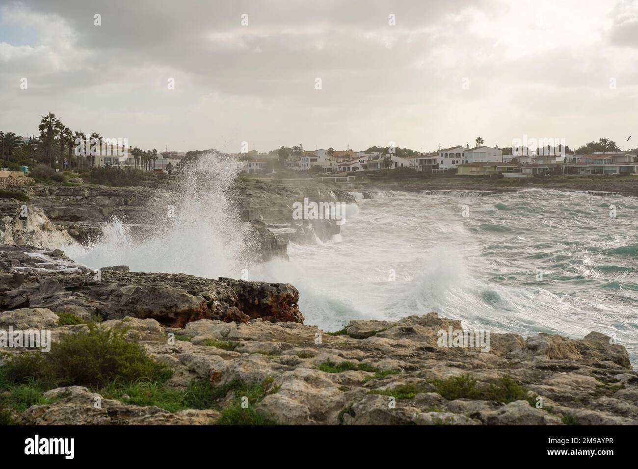 Hohe Wellen, raues Meer, Ciutadella, Menorca, Balearen, Spanien. Stockfoto