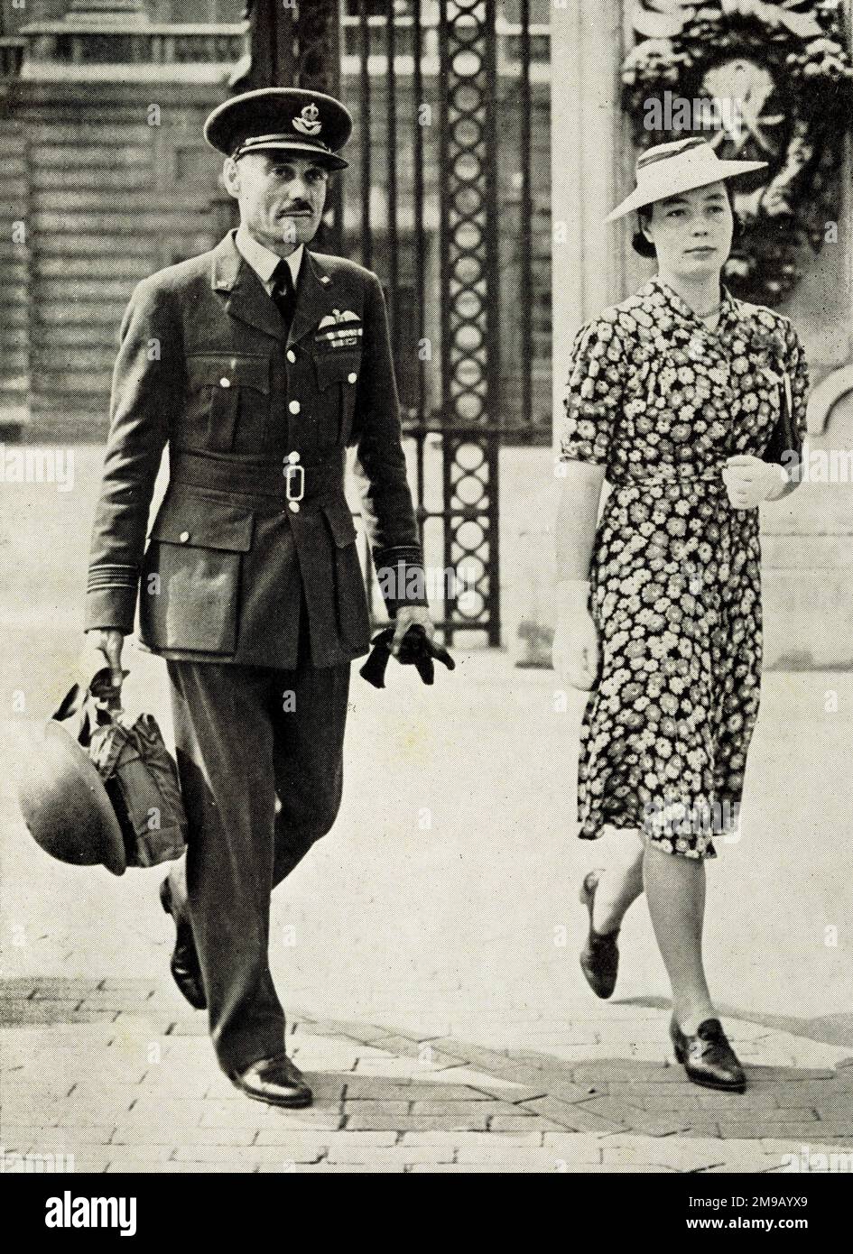 Der Leiter der Royal Air Force Staffel L.A. Seltsam, den Buckingham-Palast zu verlassen, nachdem er König George VI. Während des Zweiten Weltkriegs übergeben wurde. Stockfoto