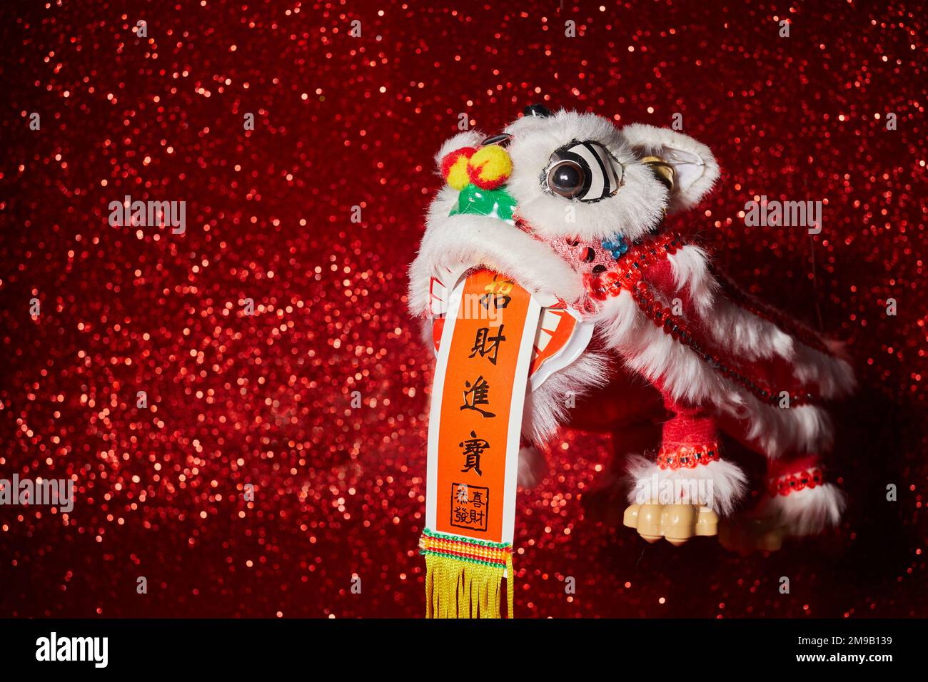 Traditioneller bunter chinesischer Löwe, chinesisches Wort bedeutet Glückwunsch und Wohlstand, Schätze füllen das Zuhause Stockfoto