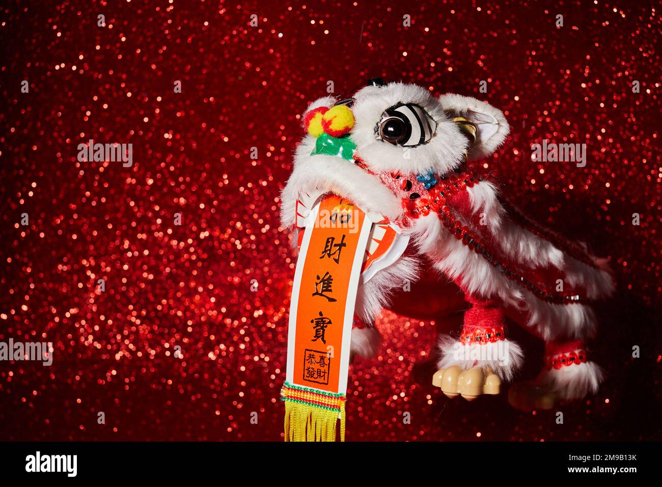 Traditioneller bunter chinesischer Löwe, chinesisches Wort bedeutet Glückwunsch und Wohlstand, Schätze füllen das Zuhause Stockfoto