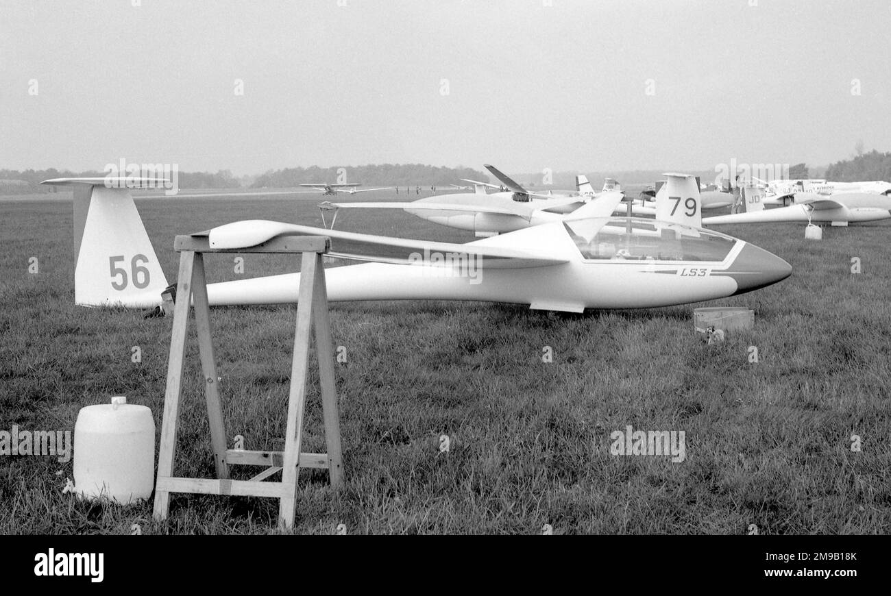 Rolladen-Schneider LS3 '56' in Lasham, gegenüber der RAE-Telemetriestation, für einen regionalen Gleitflug-Wettbewerb in den 1980er. Stockfoto