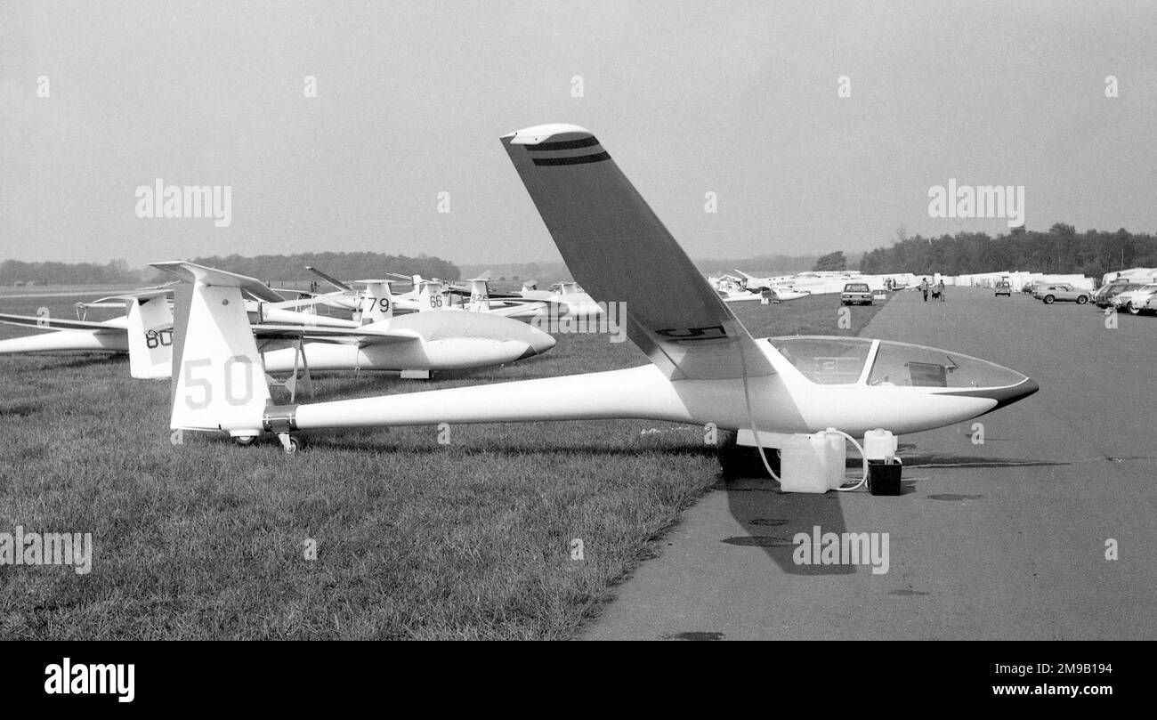 Glaser-Dirks DG-100 '50', Hochleistungs-Segelflugzeug mit einem Sitz , in Lasham für einen regionalen Gleitflug-Wettbewerb in den 1980er. Stockfoto