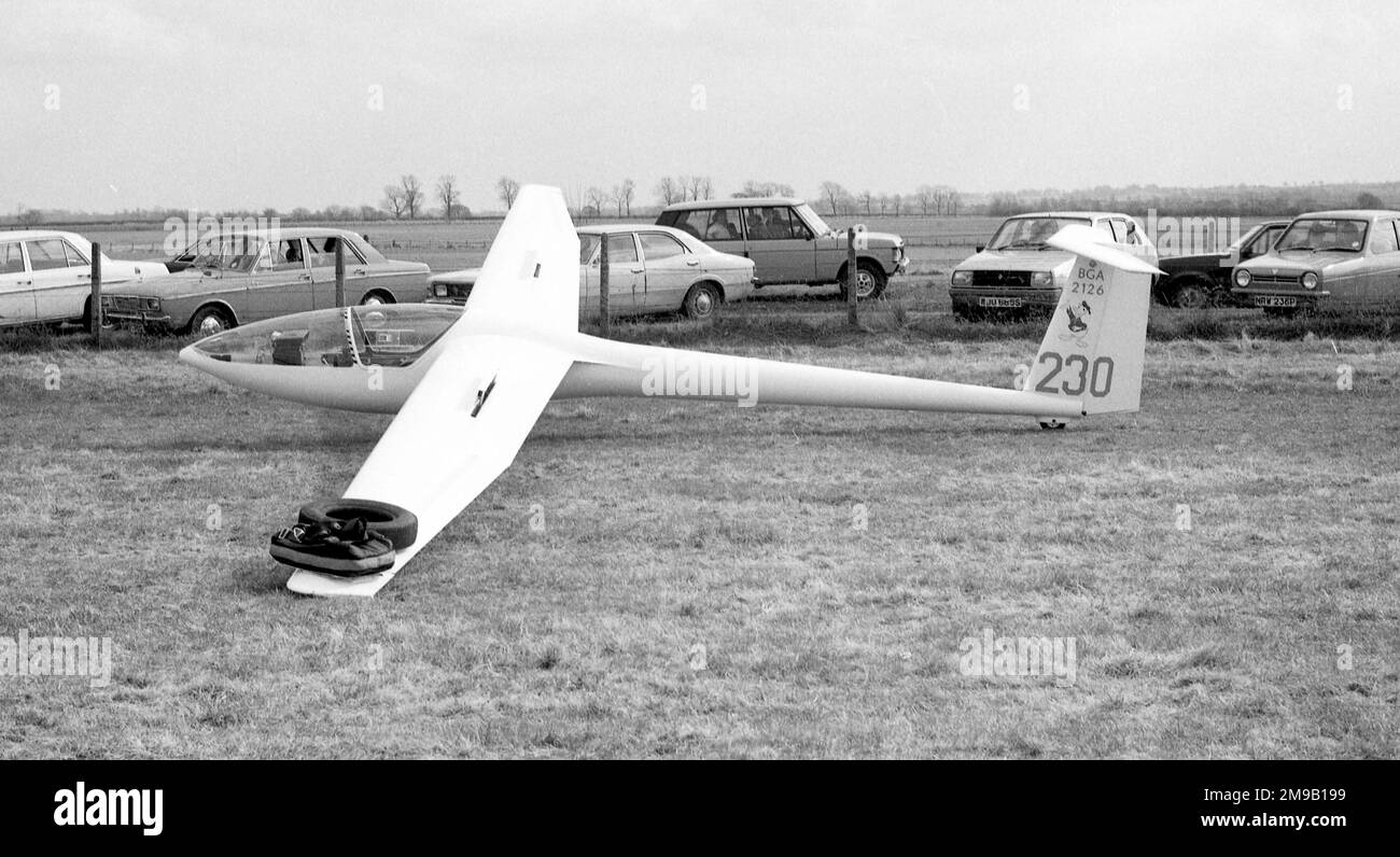 Glaser-Dirks DG-100 „230“ (msn 52, BGA Nr.2126), leistungsstarkes Segelflugzeug mit einem Sitz. Stockfoto