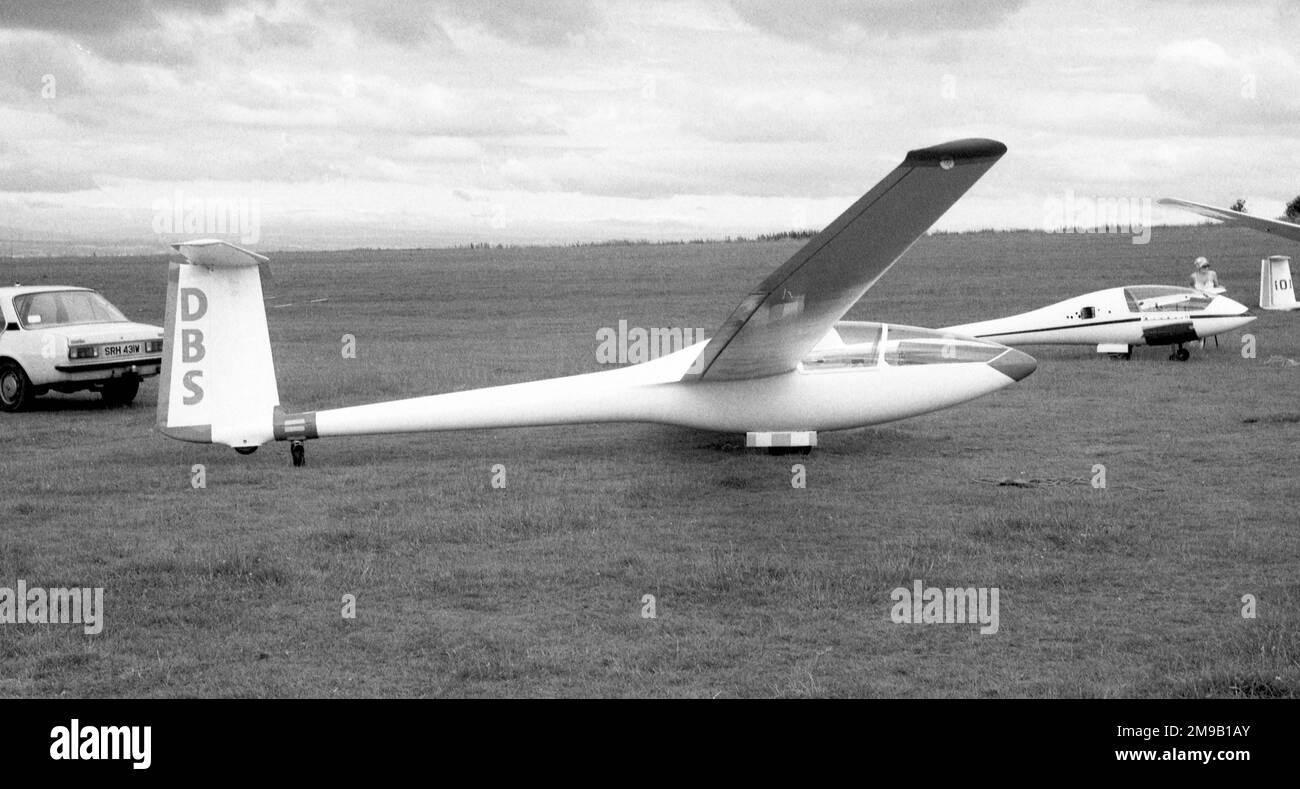 Slingsby T.59D Kestrel 19 „DBS“ (msn 1864, BGA 1990), im London Gliding Club, auf Dunstable Downs, für einen regionalen Gleitflugwettbewerb in den 1980er Jahren. Stockfoto