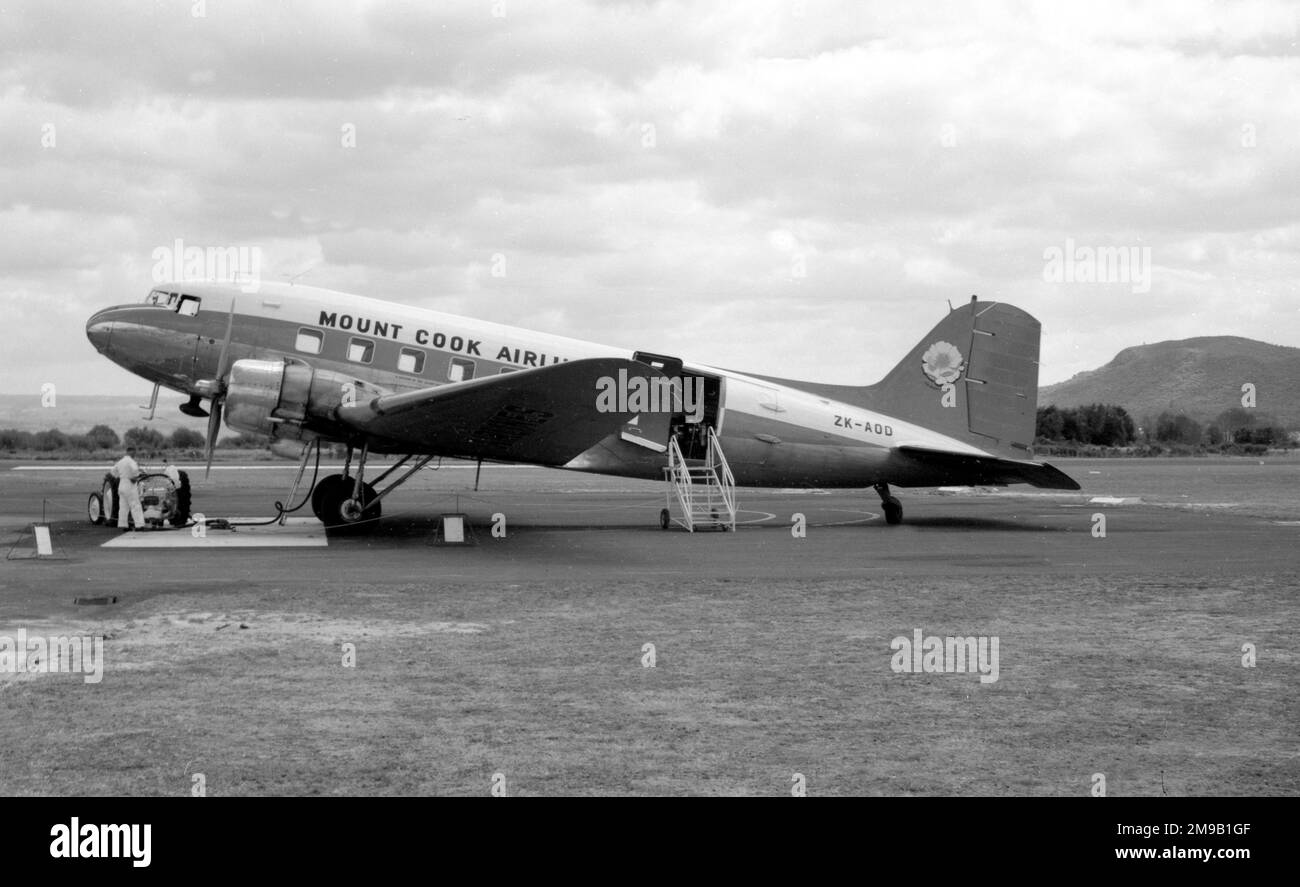 Douglas DC-3 ZK-AOD (msn 27146-15701, ex USAAF C-47B-20-DK 43-49885), Mount Cook Airlines, in Rotorua, am 21. Februar 1970. Stockfoto