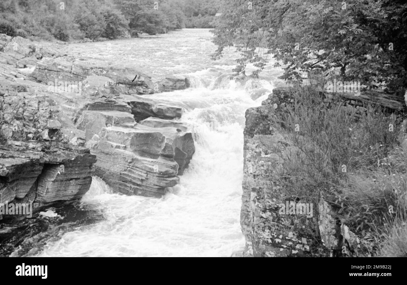 Schottische Hügel und Seen: - Stromschnellen auf einem Bergbecher Stockfoto