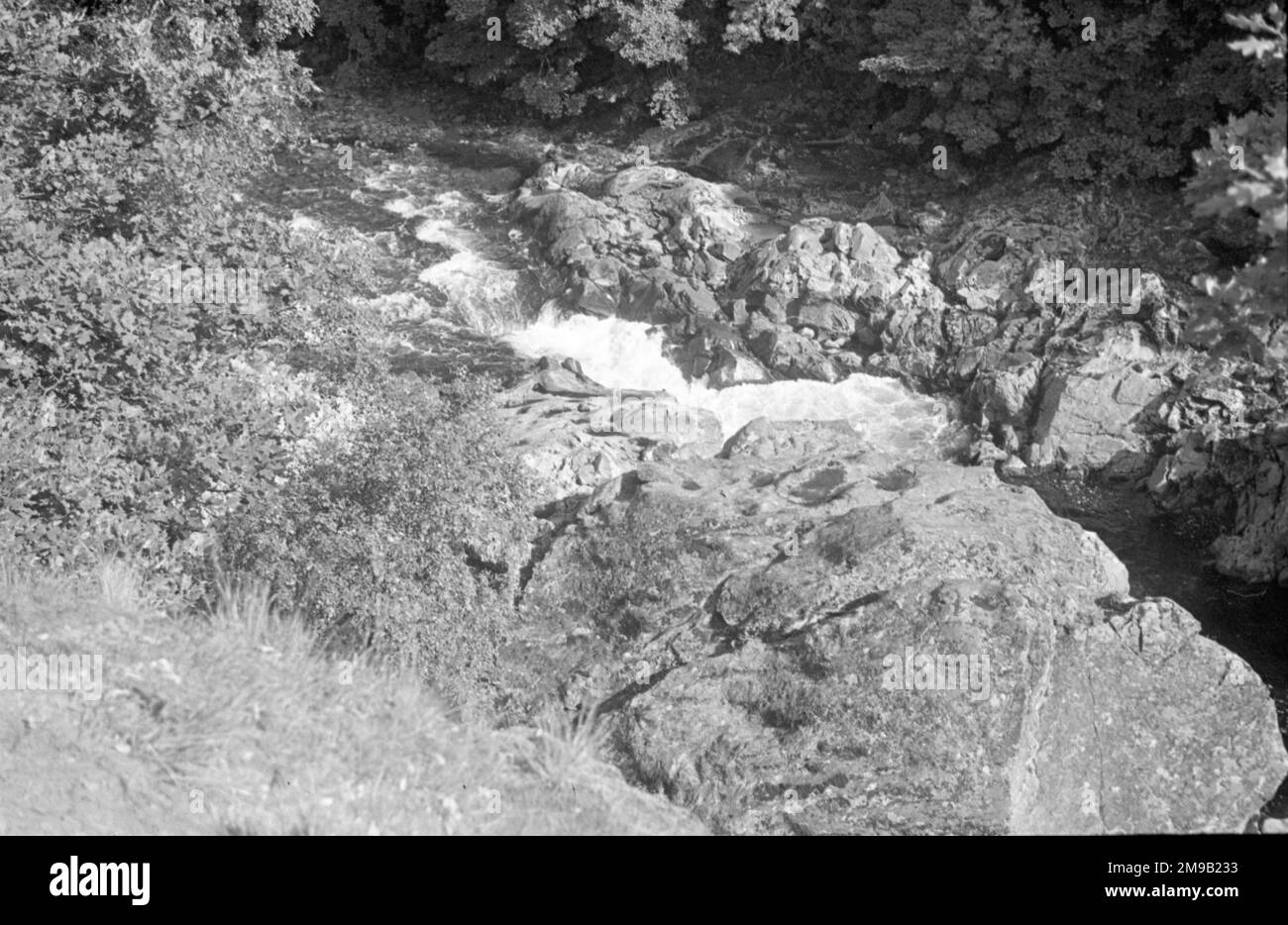 Schottische Hügel und Seen: - Stromschnellen auf einem Bergbecher Stockfoto