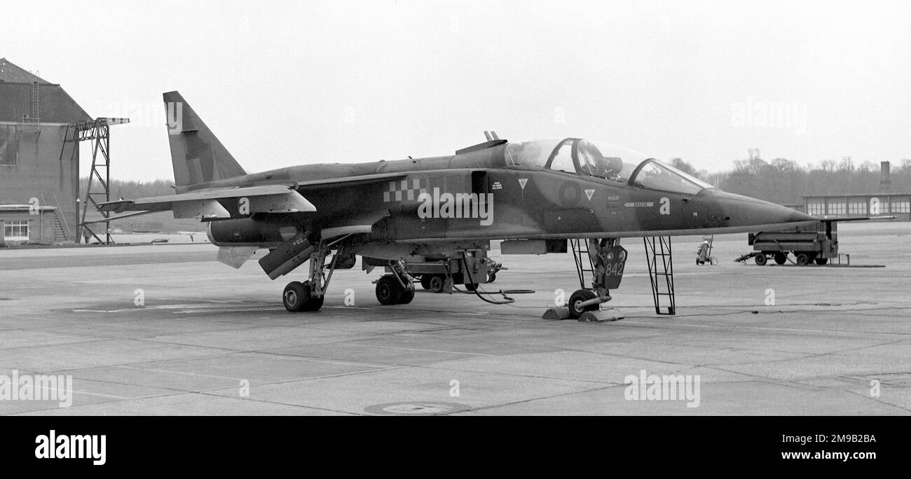 Royal Air Force – SEPECAT Jaguar T.2 XX842 (msn B.30), Nr. 54 Staffel, im März 1976 bei RAF Coltishall. (SEPECAT - Societe Europeenne de production de l'avion Ecole de Combat et d'Appui Tactique). Stockfoto