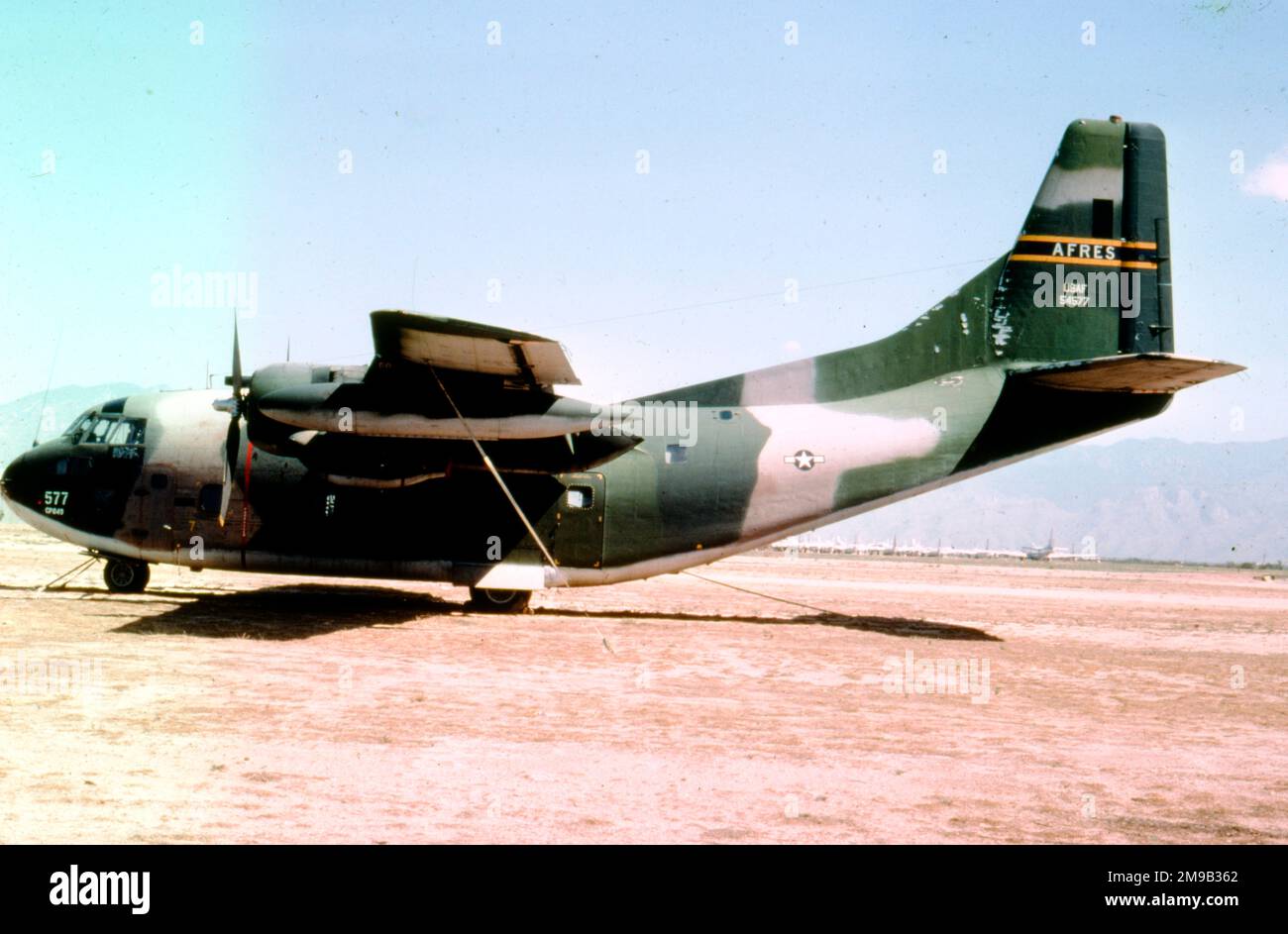 United States Air Force Reserve - Fairchild UC-123K-16-FA Provider 55-4577 (msn 20238), auf dem Luftwaffenstützpunkt Davis-Monthan zur Lagerung und Entsorgung, ca. 1985. Gebaut als C-123B-16-FA, wurde es in C-123K und später in UC-123K umgewandelt, für den Einsatz im „Ranch Hand“-Sprühmittel Orange Defoliant in Vietnam. Verschrottet am 6. April 2010. Stockfoto