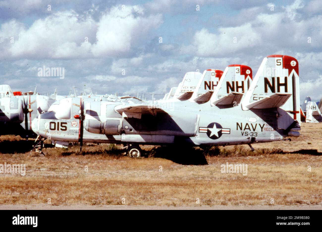 United States Navy – Grumman S-2A Tracker 152820 (msn 289c, 1S0570, Basiscode „NH“, Rufzeichen „015“, Modell G-89 ), Von VS-33, auf der Luftwaffenbasis Davis-Monthan zur Entsorgung. Umgewandelt in Marsh Aviation S2F-3T, registriert N424DF, als S-2G, dann S-2F3AT. Derzeit als Tankfahrzeug Nummer 83 beim California Department of Forestry and Fire Protection (CAL FIRE). Stockfoto