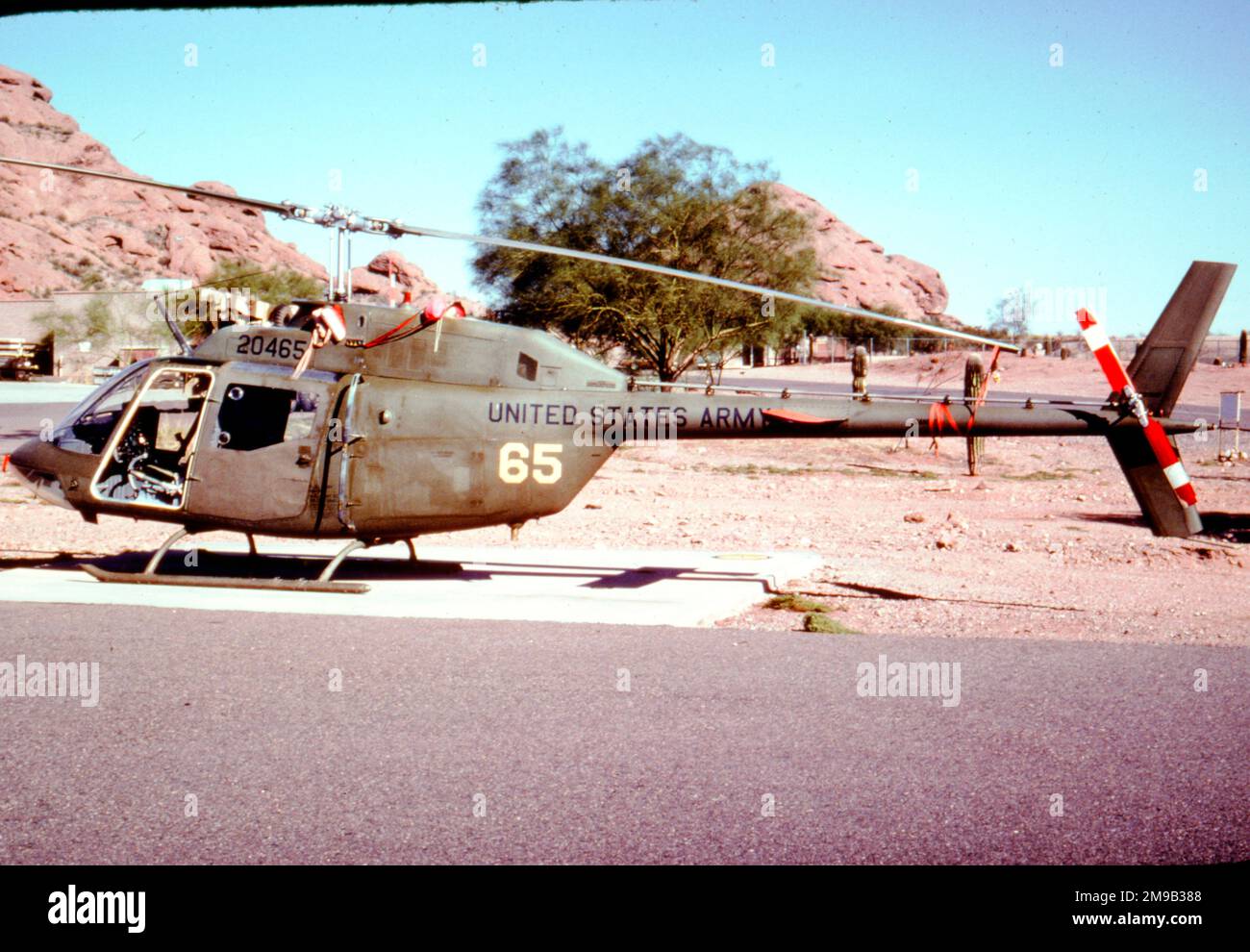 United States Army – Bell OH-58A-BF Kiowa 71-20465 (msn 41326). (Später umgewandelt in OH-58D Kiowa Warrior 93-00945). Stockfoto