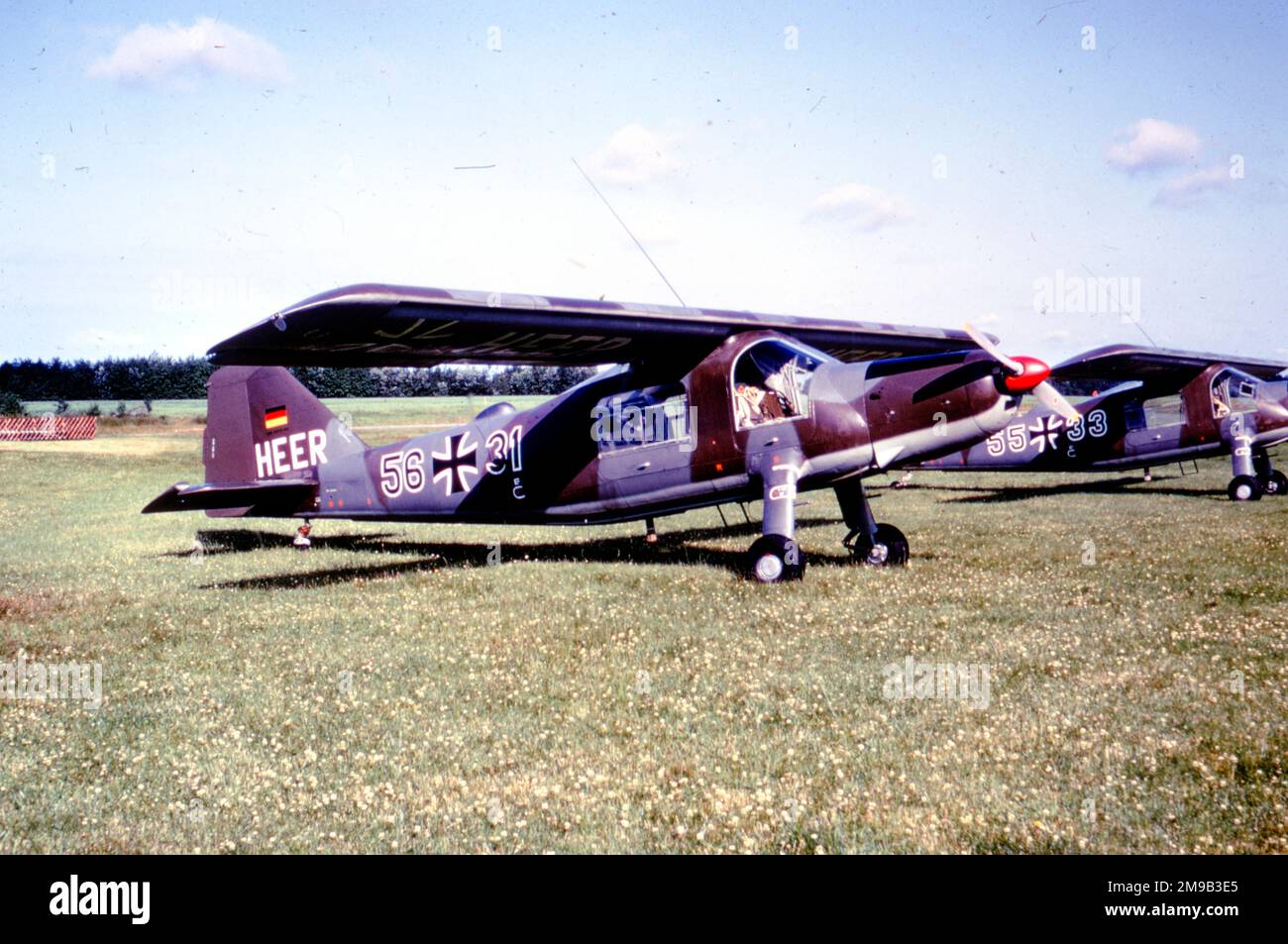 Heeresflieger - Dornier do 27B-1 56+31 (msn 306), mit 56+33 (msn 308). (Heeresflieger - Deutsche Armee Luftfahrt). Stockfoto