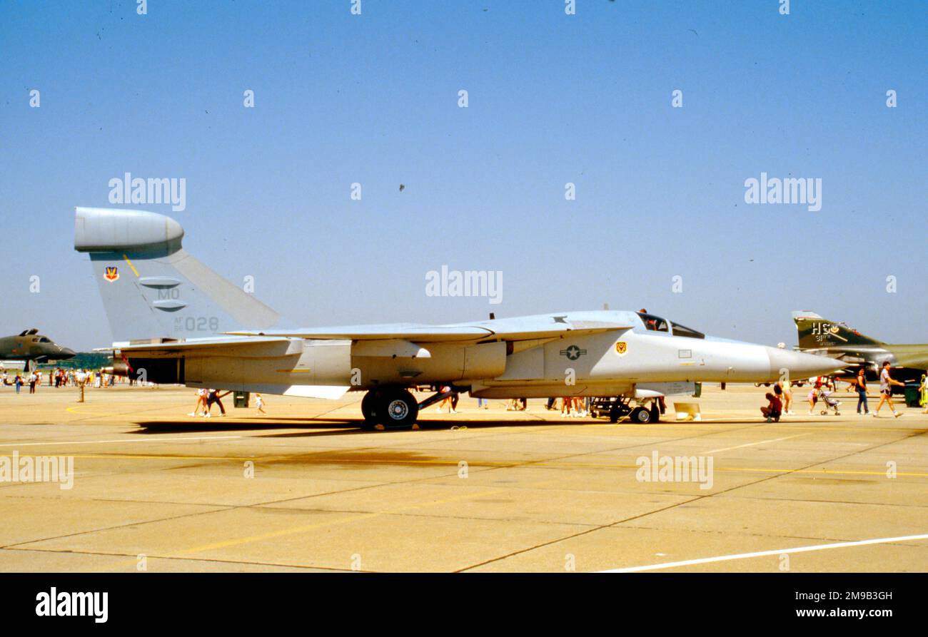 United States Air Force - General Dynamics EF-111A Raven 66-0028 (msn EF-28, ex A1-46), ein elektronischer Zähler misst Flugzeuge, die aus einem F-111A-Bomber umgebaut wurden. Stockfoto