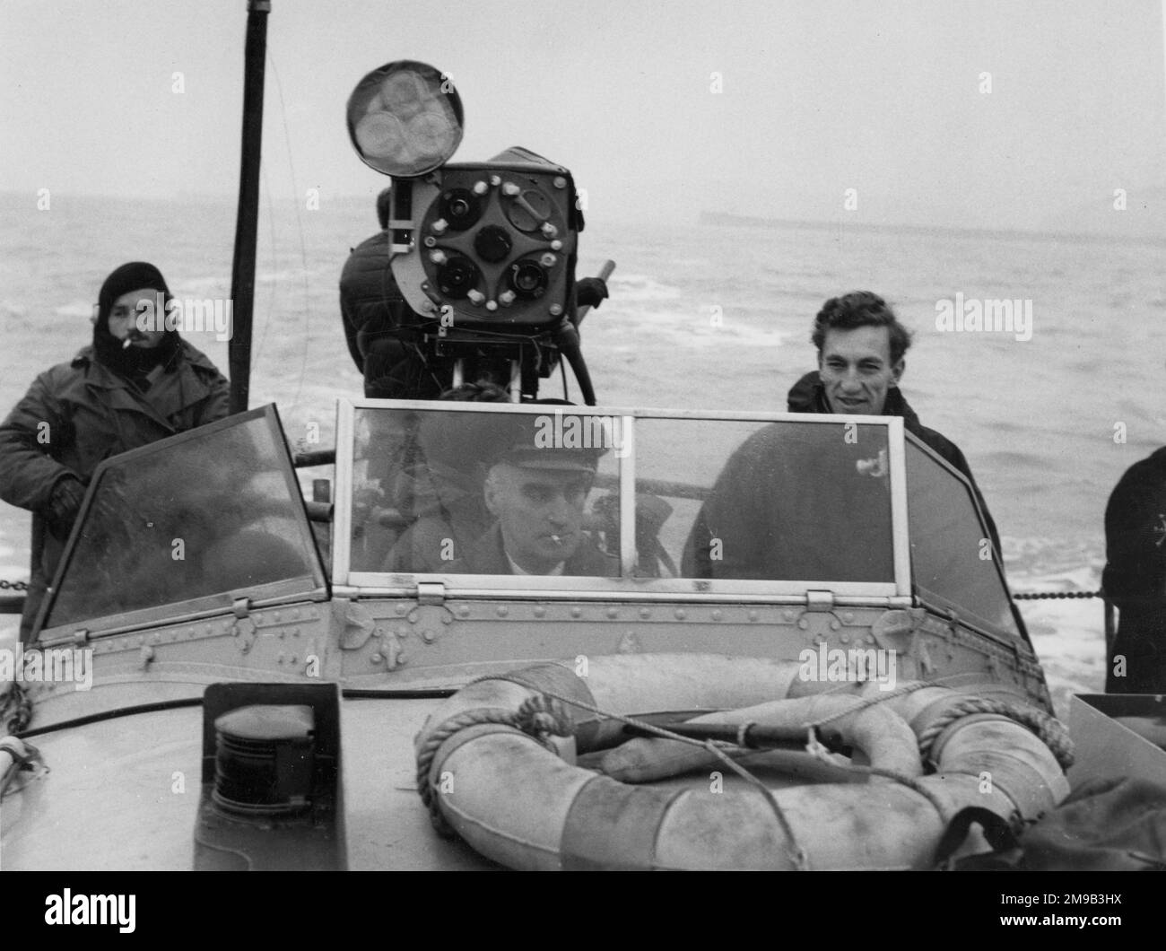 Raymond Baxter filmt auf See, auf "Ort". Stockfoto
