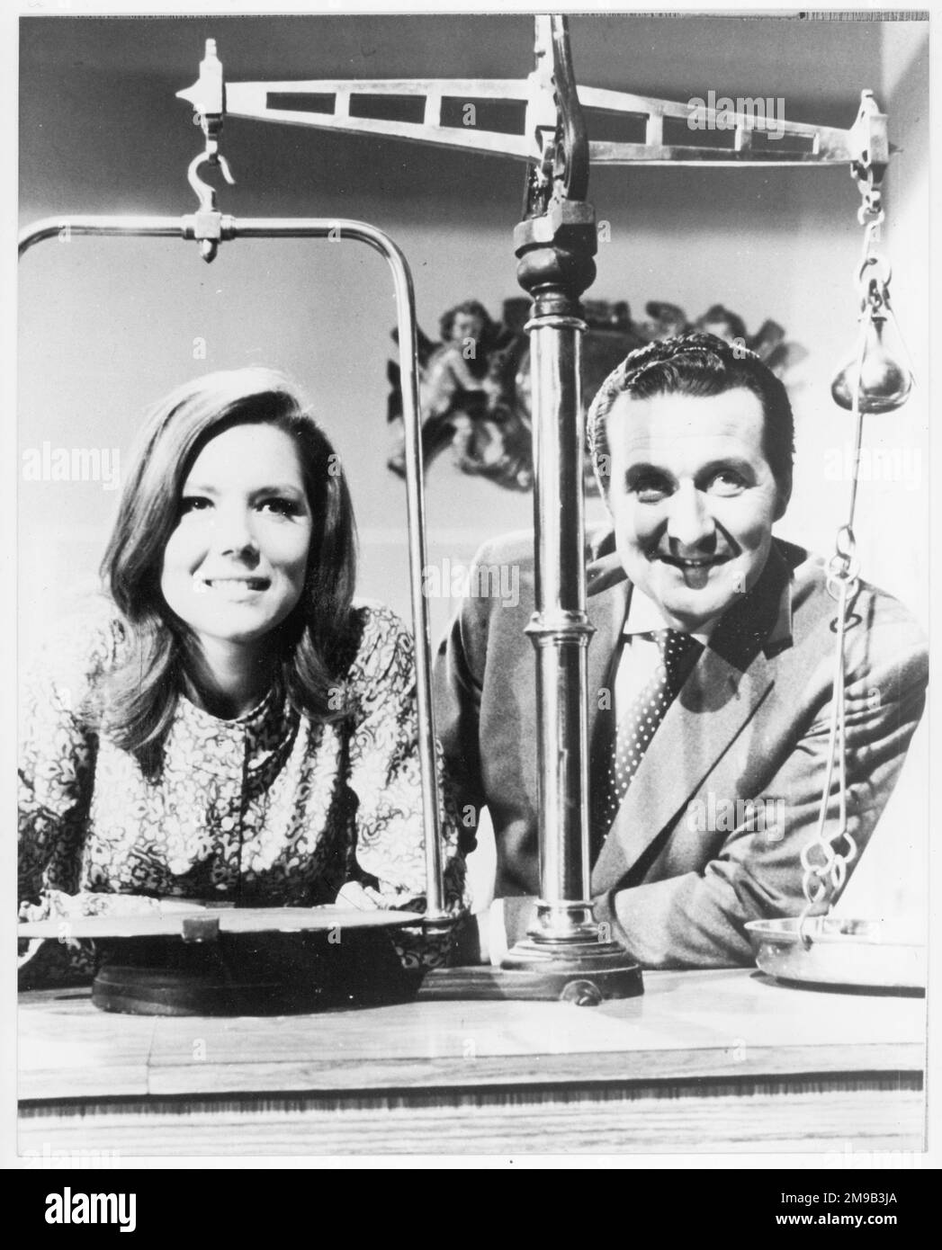 John Steed und Emma Peel aus der Action-TV-Serie „The Avengers“ (gespielt von Diana Rigg und Patrick McNee). Stockfoto