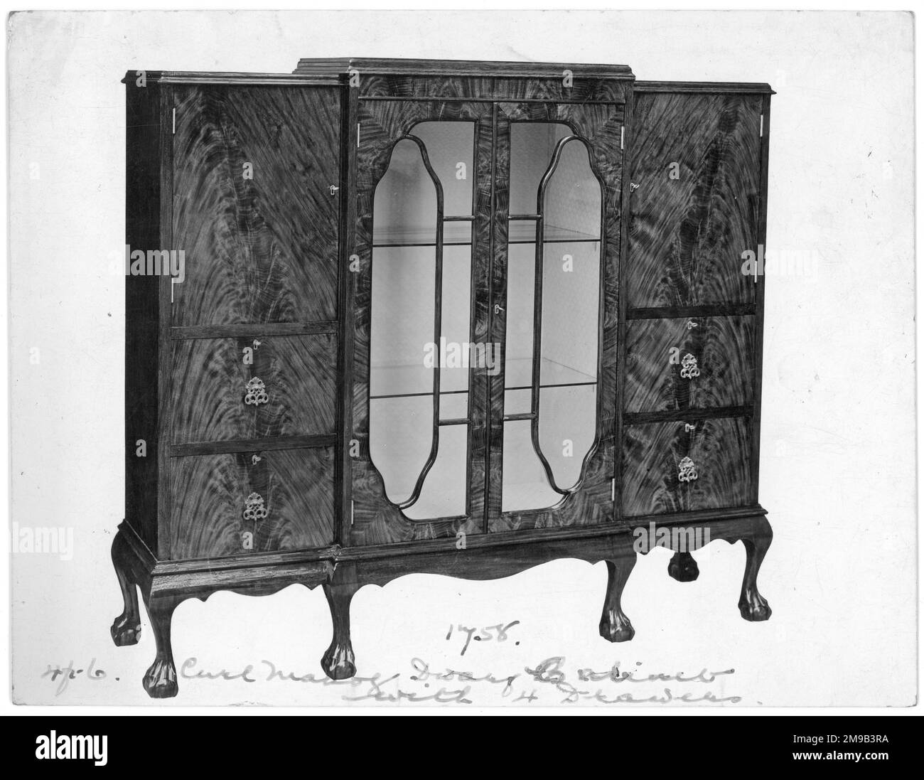 Schauschrank mit Walnussglas-Vorderseite aus einem Ausstellungsraum-Katalog, nummeriert als Nummer 1758. Stockfoto