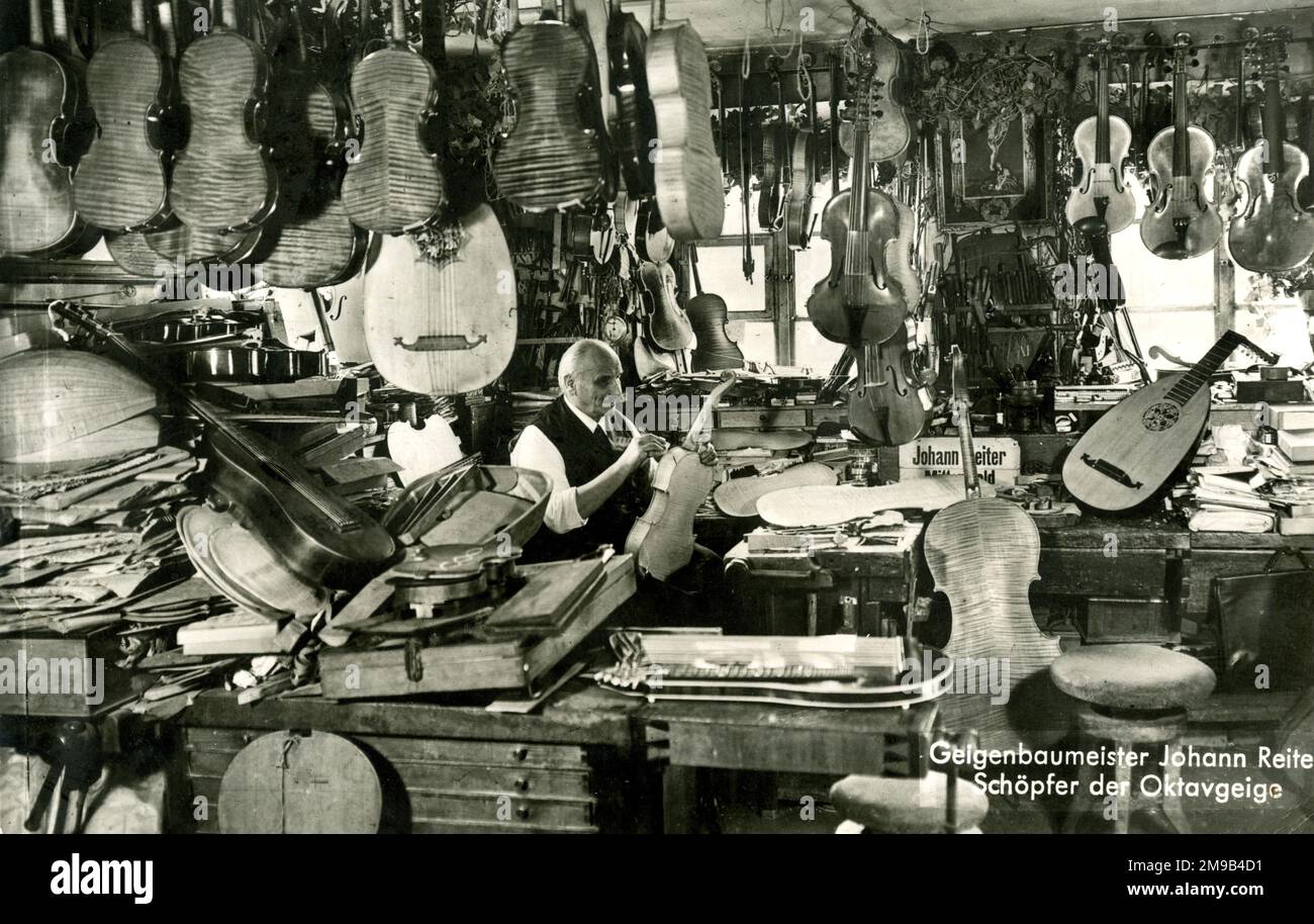 Werkstatt für Geigen- und Streichinstrumente - Johann Reiter, Mittenwald, Deutschland, Schöpfer der Oktave Violine. Zu den ausgestellten Instrumenten gehören Violinen, Violas, Cellos und Lutten. Stockfoto