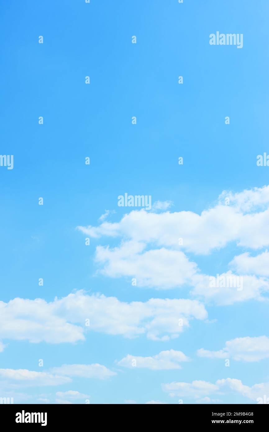 Weiße Wolken im blauen Himmel - vertikaler Hintergrund, Wolkenlandschaft Stockfoto