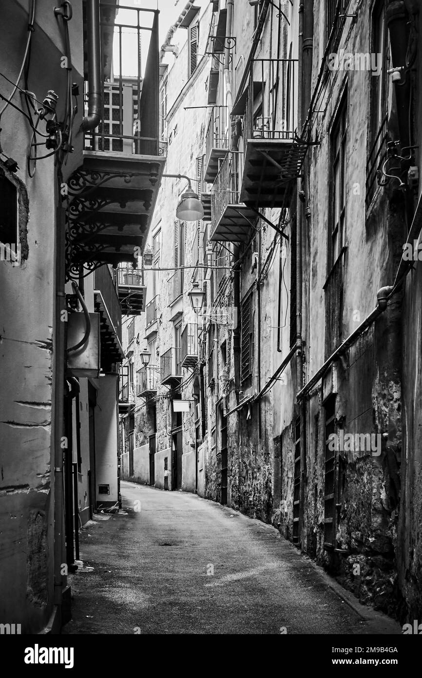 Alte Seitenstraße in Palermo, Sizilien, Italien. Schwarzweiß-Fotografie in der Stadt Stockfoto