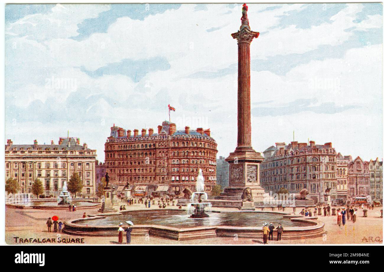 Trafalgar Square in Richtung Charing Cross mit Nelsons Säule im Vordergrund. Die Säule wurde Anfang der 1840er Jahre erbaut, um Admiral Nelson zu gedenken, der 1805 bei der Schlacht von Trafalgar starb. Stockfoto