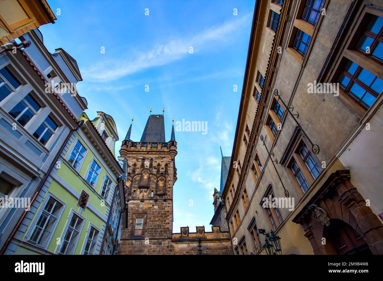 Gebäude in der Altstadt von Prag, Tschechien. Winkelschuss Stockfoto