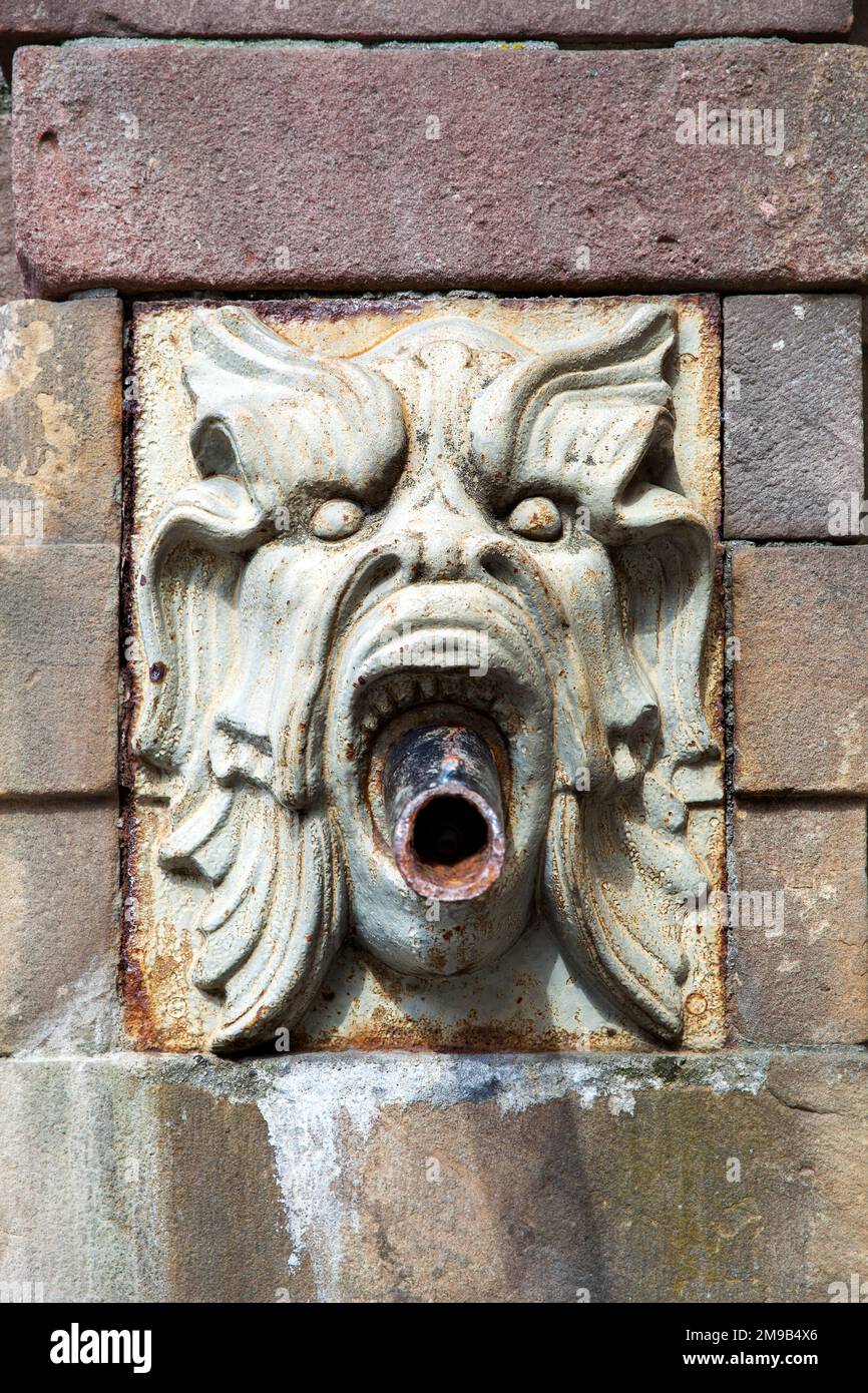 Detail des Springbrunnens auf dem Stortorget-Platz in Stockholm, Schweden. Der Springbrunnen wurde 1778 als öffentliche Wasserversorgung eröffnet Stockfoto