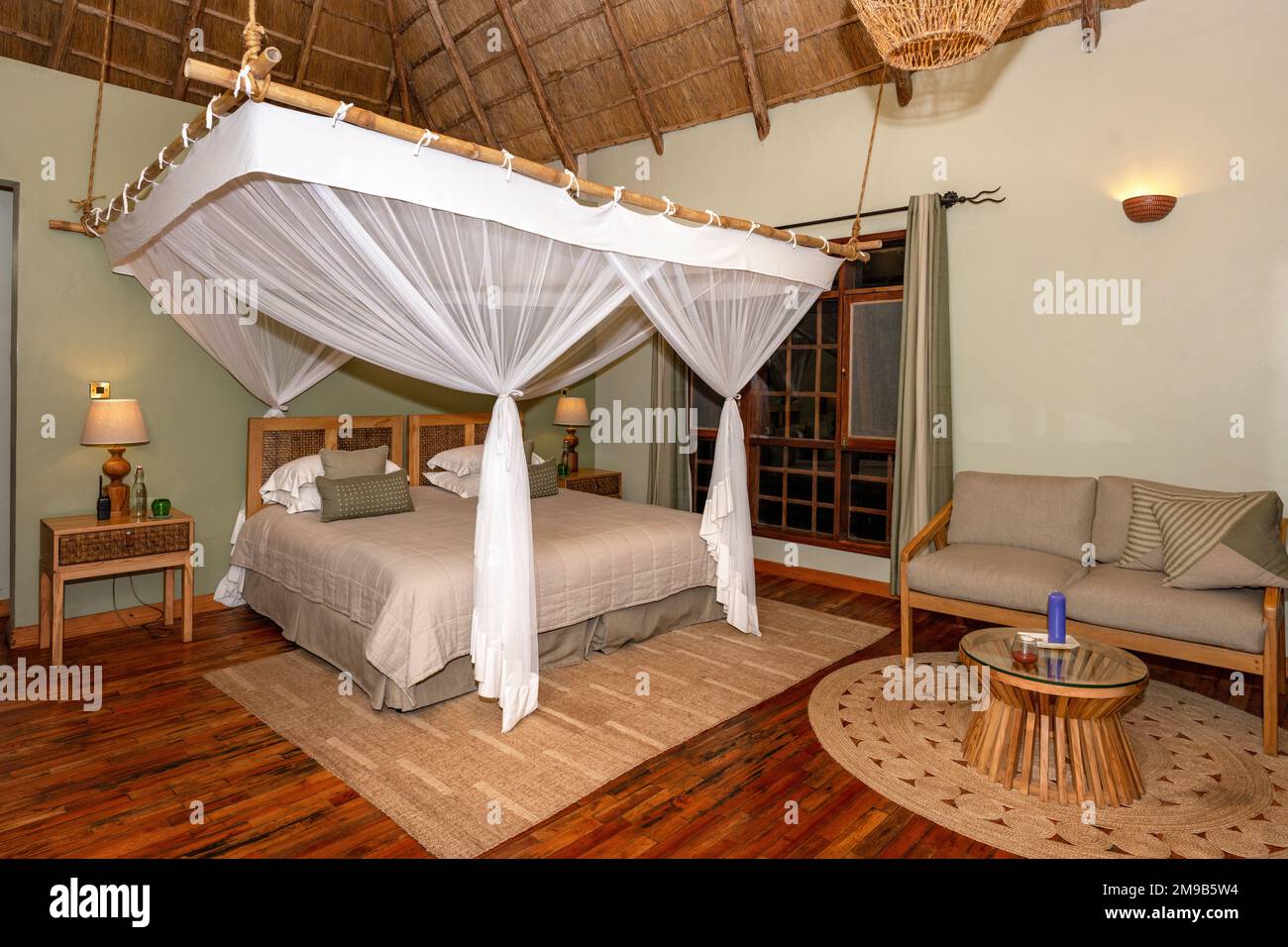 Der Hauptschlafzimmerbereich der Cottage Unterkunft in Primate Lodge, Kibale National Park, Uganda. Stockfoto