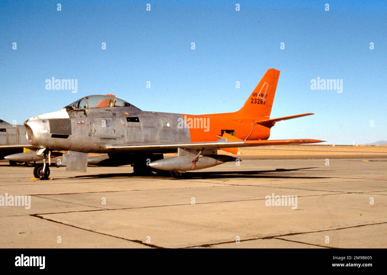 United States Army - Canadair CL-13 Mk.5 / QF-86E Sabre 23283 / N2290Z (msn 1073), betrieben für die US Army von Flight Systems Inc., Mojave, CA., wobei die Royal Canadian Air Force mit der Seriennummer „23283“ mit eingetragenem Eintragungskennzeichen N2290Z geführt wird. Stockfoto