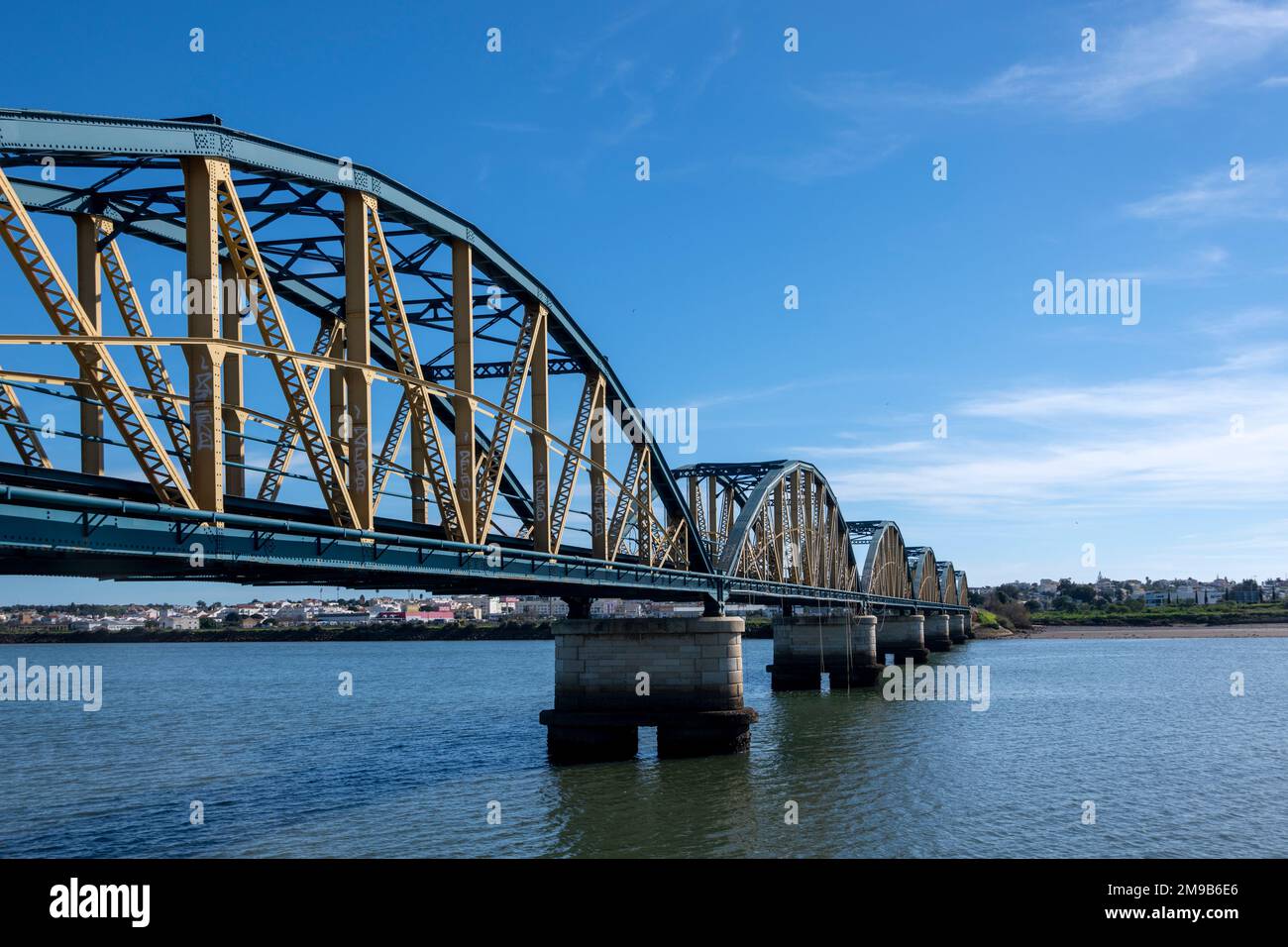 Gewölbte Eisenbahnbrücke über den Fluss Arade in Portimao, Algarve, Portugal. Stockfoto